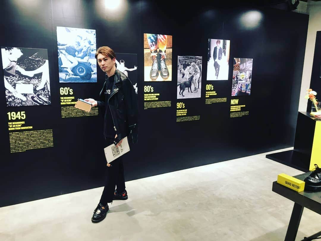 塩田康平のインスタグラム：「Photo by YAMAGUCHI KENT  Dr.martens展示会🙆  #なにやら髪伸びたらお洒落に見える #drmartens  #drmartensstyle  #塩田康平 #ライダース #lewisleathers」
