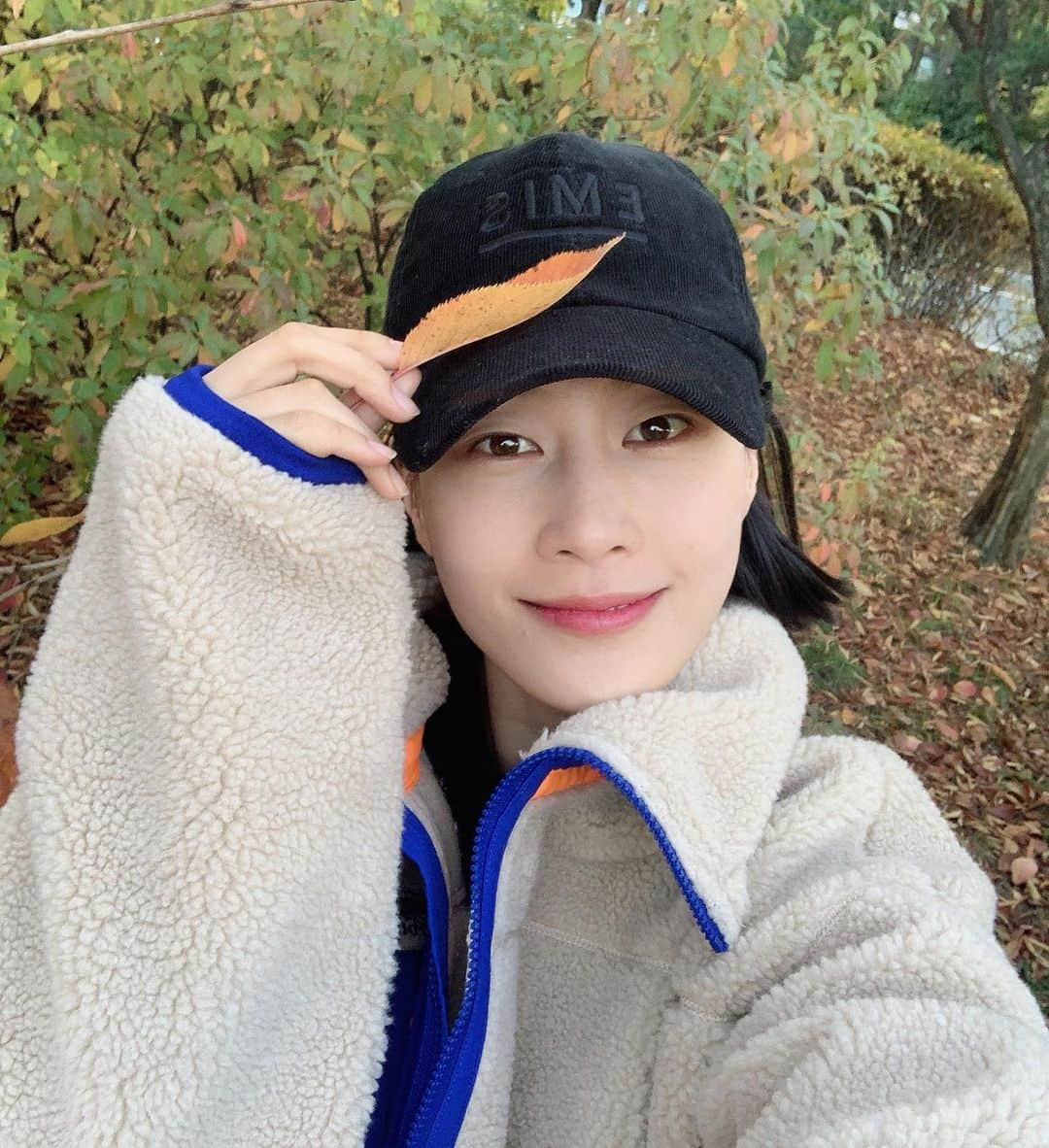 イ・ヒョニさんのインスタグラム写真 - (イ・ヒョニInstagram)「🍂 산책하는데 나뭇잎이 내려앉는 그런 예쁜 날」11月8日 15時55分 - lee.hyunyi