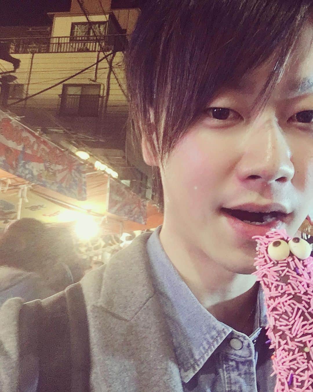ヤマト（はやぶさ）のインスタグラム：「#はやぶさ #チョコバナナ #酉の市 #ピンクで目玉もついています #美味しい」