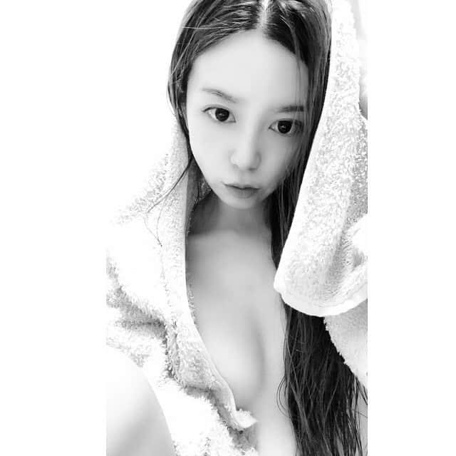栗林里莉のインスタグラム：「just out of the bath🚿 相変わらずすっぴん男顔🤦‍♂️ 笑 #nomakeup  #栗林里莉 #ririkuribayashi #japanese」