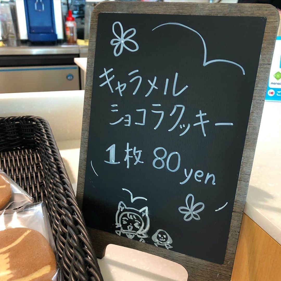 中村秀香のインスタグラム：「‪会社内のカフェで買うことができる‬、 こちらのクッキー！‬ .  ラグビーボールのかたちが‬可愛いです🏉✨‬ .  #ytv」