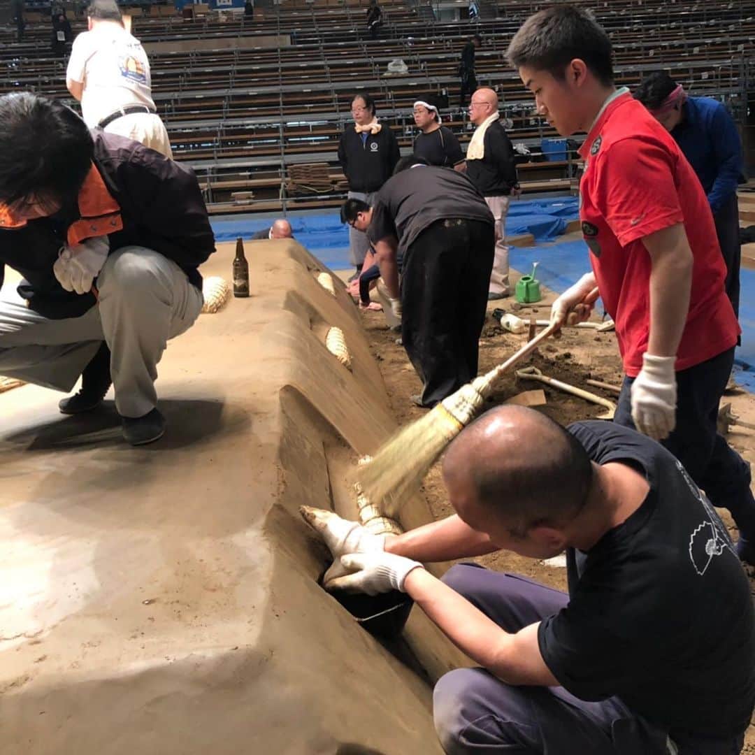 日本相撲協会さんのインスタグラム写真 - (日本相撲協会Instagram)「土俵築の様子﻿⛏ 九州場所で使用する土俵を呼び出し総出でつくっています。﻿ 3日間かけて丈夫な土俵をつくり上げます。﻿ ﻿ 土を固め、﻿ 溝を掘り、﻿ 俵を埋け（いけ）、﻿ 上がり段等をつくる。﻿ ﻿ 場所の舞台裏で行われる職人の仕事です。﻿ ﻿ @sumokyokai ﻿ #sumo﻿ #相撲 ﻿ #大相撲 ﻿ #11月場所 ﻿ #九州場所 ﻿ #福岡県 ﻿ #福岡 ﻿ #博多 ﻿ #九州　﻿ ﻿ #呼び出し﻿ #土俵﻿ #土俵築﻿ #職人﻿ #手作業﻿ #俵﻿ #土木﻿ #舞台裏﻿ ﻿ #日本 ﻿ #japan ﻿ #sumo﻿ #sumowrestling﻿ #sumowrestler﻿ #ring﻿ #samuraiwarrior﻿ #japanculture﻿ #japanphoto﻿ #japanphotography﻿ #japanfocus﻿ #japaneseculture﻿ #traveljapan」11月8日 16時13分 - sumokyokai