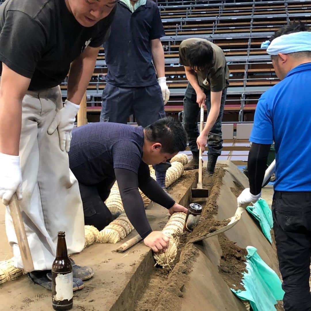 日本相撲協会さんのインスタグラム写真 - (日本相撲協会Instagram)「土俵築の様子﻿⛏ 九州場所で使用する土俵を呼び出し総出でつくっています。﻿ 3日間かけて丈夫な土俵をつくり上げます。﻿ ﻿ 土を固め、﻿ 溝を掘り、﻿ 俵を埋け（いけ）、﻿ 上がり段等をつくる。﻿ ﻿ 場所の舞台裏で行われる職人の仕事です。﻿ ﻿ @sumokyokai ﻿ #sumo﻿ #相撲 ﻿ #大相撲 ﻿ #11月場所 ﻿ #九州場所 ﻿ #福岡県 ﻿ #福岡 ﻿ #博多 ﻿ #九州　﻿ ﻿ #呼び出し﻿ #土俵﻿ #土俵築﻿ #職人﻿ #手作業﻿ #俵﻿ #土木﻿ #舞台裏﻿ ﻿ #日本 ﻿ #japan ﻿ #sumo﻿ #sumowrestling﻿ #sumowrestler﻿ #ring﻿ #samuraiwarrior﻿ #japanculture﻿ #japanphoto﻿ #japanphotography﻿ #japanfocus﻿ #japaneseculture﻿ #traveljapan」11月8日 16時13分 - sumokyokai