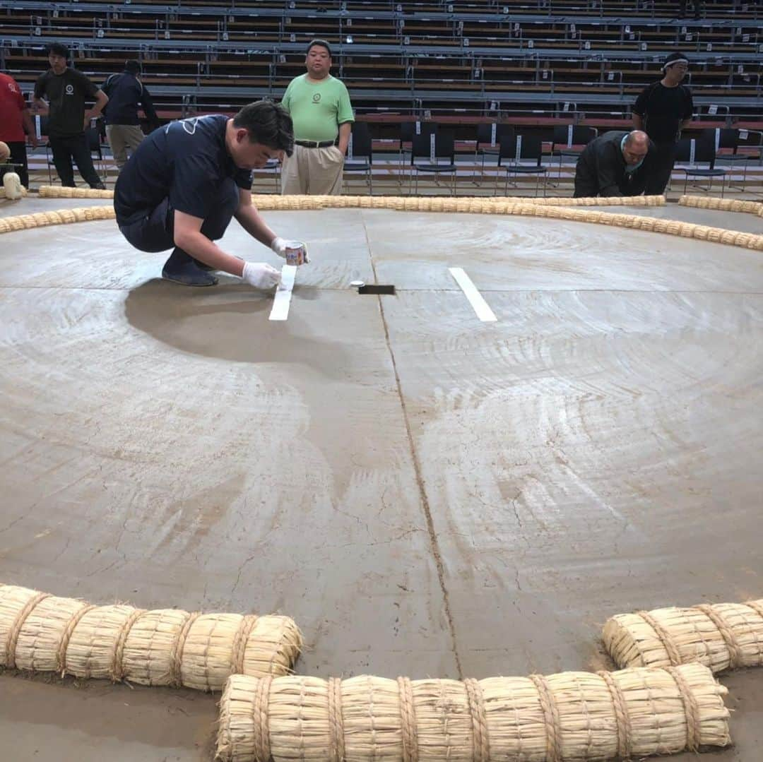 日本相撲協会さんのインスタグラム写真 - (日本相撲協会Instagram)「土俵築の様子﻿⛏ 九州場所で使用する土俵を呼び出し総出でつくっています。﻿ 3日間かけて丈夫な土俵をつくり上げます。﻿ ﻿ 土を固め、﻿ 溝を掘り、﻿ 俵を埋け（いけ）、﻿ 上がり段等をつくる。﻿ ﻿ 場所の舞台裏で行われる職人の仕事です。﻿ ﻿ @sumokyokai ﻿ #sumo﻿ #相撲 ﻿ #大相撲 ﻿ #11月場所 ﻿ #九州場所 ﻿ #福岡県 ﻿ #福岡 ﻿ #博多 ﻿ #九州　﻿ ﻿ #呼び出し﻿ #土俵﻿ #土俵築﻿ #職人﻿ #手作業﻿ #俵﻿ #土木﻿ #舞台裏﻿ ﻿ #日本 ﻿ #japan ﻿ #sumo﻿ #sumowrestling﻿ #sumowrestler﻿ #ring﻿ #samuraiwarrior﻿ #japanculture﻿ #japanphoto﻿ #japanphotography﻿ #japanfocus﻿ #japaneseculture﻿ #traveljapan」11月8日 16時13分 - sumokyokai