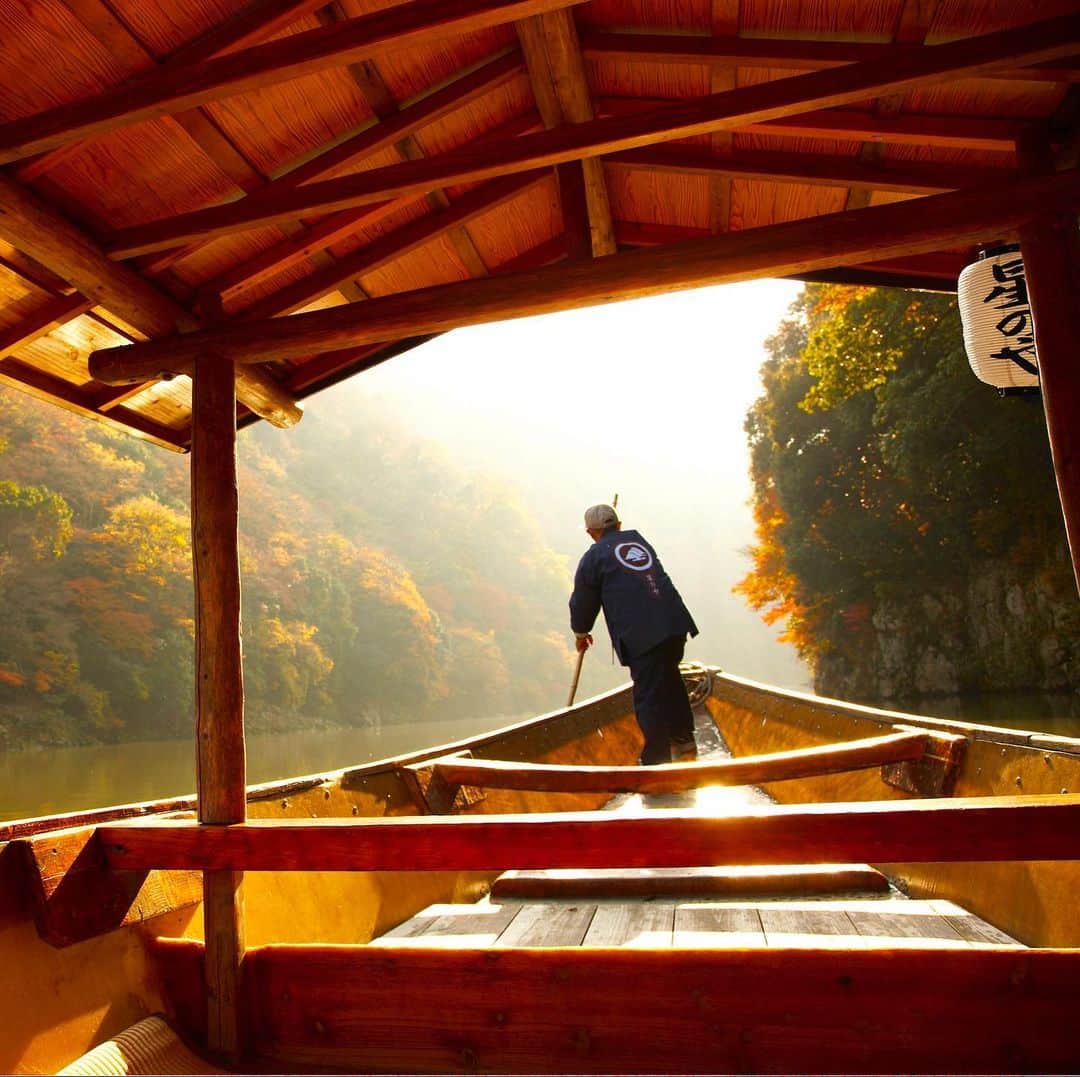 星野リゾートさんのインスタグラム写真 - (星野リゾートInstagram)「【屋形船の上で楽しむ紅葉狩り】﻿ ﻿ For a limited time this autumn, wake up to vivid scenes of fall foliage on a serene morning boat ride through the mountains of Arashiyama at HOSHINOYA Kyoto.﻿ ﻿ 京都・奥嵐山は、平安時代から風光明媚な場所と知られています。古くは藤原道長が星のや京都の前を流れる大堰川（おおいがわ）にて和歌や管弦を楽しみながら舟の中から紅葉を観賞したといわれており、現在も歴史的な景観が残されています。﻿ ﻿ 京都府・嵐山にある全室リバービューの旅館「星のや京都」は、2019年11月20日～12月5日の期間、「朝のもみじ舟」を開催します。﻿ 本アクティビティは、観光客や往来する舟の少ない朝にあえて開催。渓谷に朝日が差し込む中、屋形舟は大堰川を進みます。朝の静かな紅葉狩りは、奥嵐山に宿泊するからこそできる体験です。﻿ ﻿ #HoshinoResorts #星野リゾート #hoshinoya #星のや #hoshinoyaKyoto #星のや京都 #Kyoto #Arashiyama #京都 #京都府 #嵐山 #京都旅行 #KyotoTrip #Kyotohotel #luxuryresort #JapaneseHotels #travelJapan #ig_Japan #MyTinyAtlas #JapanTravel #京都紅葉 #紅葉狩り #大堰川 #嵐山観光 #紅葉 ﻿」11月8日 16時19分 - hoshinoresorts.official