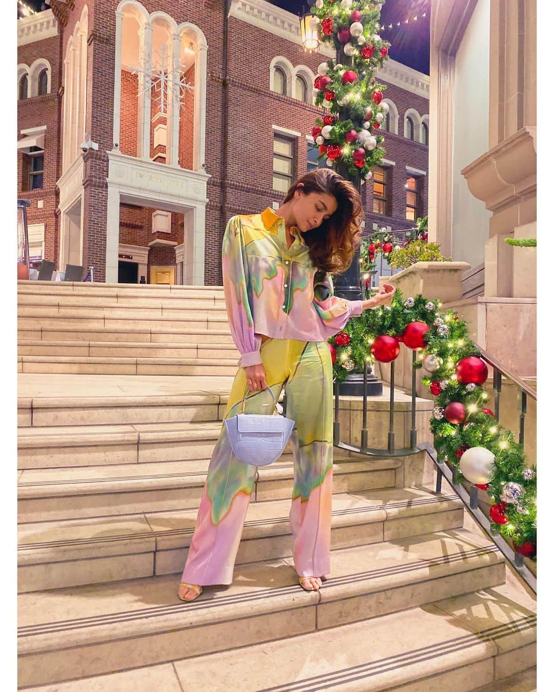 アリア・バットのインスタグラム：「👛」