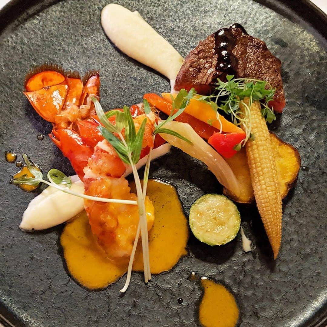 大見さなえさんのインスタグラム写真 - (大見さなえInstagram)「オマール海老と牛フィレ肉のサーフ＆ターフ☺️🍖﻿ 汐留『Fish Bank TOKYO』﻿ ﻿ サーフ＆ターフとは…﻿ サーフ＝海の幸(ロブスター)、ターフ＝お肉系(フィレ肉)のこと🐥🍖﻿ 黒トリュフのソースをつけていただきます😋💓﻿ ﻿ 地上215mから東京を一望でき、雰囲気よい🌃！！﻿ 誕生日など特別なお祝いごとにも🙆‍♀️🥂﻿ ﻿ #フィッシュバンクトーキョー #新橋﻿ #fishbanktokyo #新橋グルメ #フレンチ﻿ #french #めぐログ_新橋 #pixelで撮影﻿ #オマール海老 #フィレ肉 #海鮮 #お肉」11月8日 16時31分 - tabe_megumi