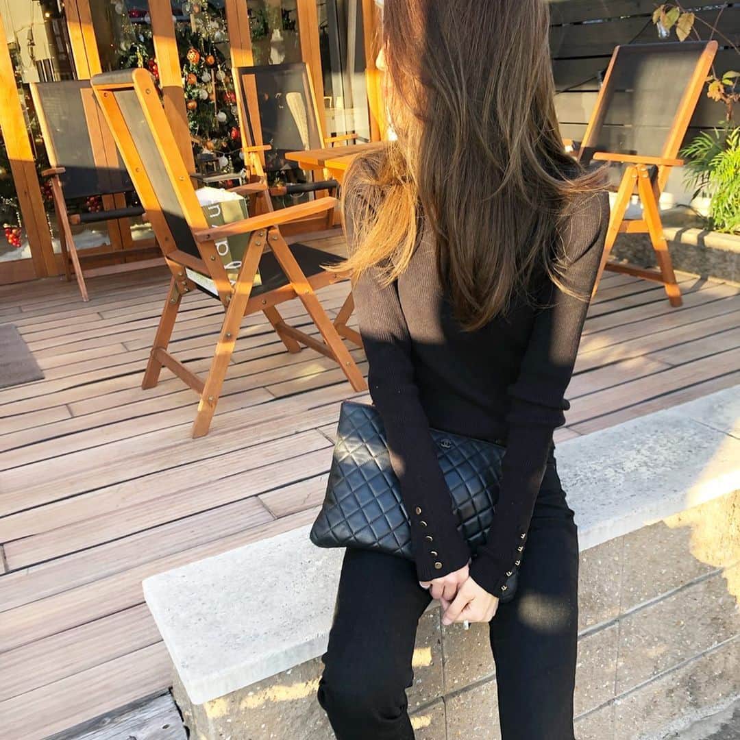 のインスタグラム：「2019,11,8 . @titivatejp  の#タートルネック  とにかく使いやすい ボタンが可愛くて、生地がしっかりしてるからガンガン洗える(ت) . @laxus_co  でレンタルしてるクラッチバック  大活躍\♡/" 紹介コード「hwmd1」で2000ポイント貰えます⤴︎ ⤴︎ . knit #titivate #titivatestyle  pants #uniqlo #ユニクロ . #プチプラコーデ ##プチプラ#アラフォー#アラフォーコーデ #高身長コーデ #ユニジョ#カジュアルコーデ #大人カジュアル #ユニデニ#ブラックコーデ #ワントーンコーデ  #袖ボタンリブタートルニット #PR」