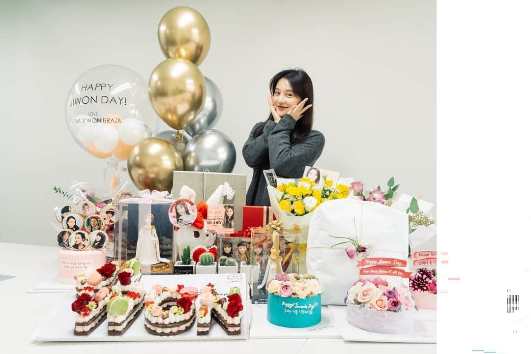 キム・ジウォンのインスタグラム：「넘 늦은 생일 인증샷 죄송해요😢  감사합니다❤️」
