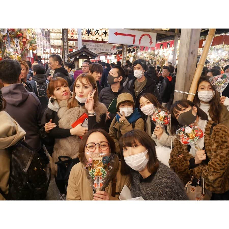 野崎鮎さんのインスタグラム写真 - (野崎鮎Instagram)「毎年恒例‼️浅草『酉の市』 一の酉⛩ 今年も元気に参加できた👍 いつもお世話になっている 『八百代』さんに毎年オーダーメイドで熊手を作ってもらってます❤今回も愛と幸せで溢れてる❤ セーラームーンみたいだな॑⸜(* ॑꒳ ॑* )⸝⋆* ねずみ年の1年この熊手ちゃんにお世話になります❤ STARの熊手は更に大きく😲‼️ 11月の夜中だから寒いかなぁって思ったけど風が冷たくなくて良かった🤗 #酉の市 #毎年恒例 #浅草 #11月 #熊手 #セーラームーン #愛 #らぶ #love #幸せ #happy #ねずみ年 #2020 #よろしくね ♡ #ものまねエンターテイメントハウスstar #八百代」11月8日 16時49分 - ayu_nozaki