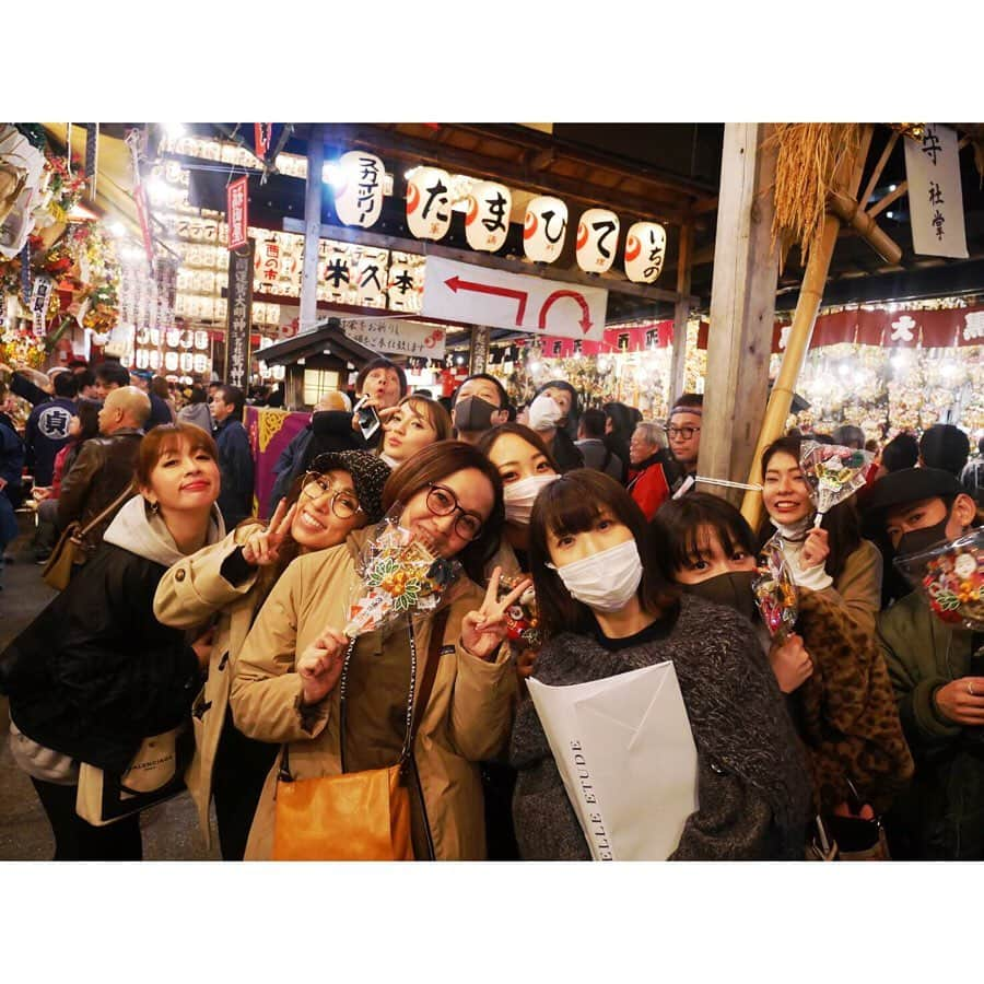 野崎鮎さんのインスタグラム写真 - (野崎鮎Instagram)「毎年恒例‼️浅草『酉の市』 一の酉⛩ 今年も元気に参加できた👍 いつもお世話になっている 『八百代』さんに毎年オーダーメイドで熊手を作ってもらってます❤今回も愛と幸せで溢れてる❤ セーラームーンみたいだな॑⸜(* ॑꒳ ॑* )⸝⋆* ねずみ年の1年この熊手ちゃんにお世話になります❤ STARの熊手は更に大きく😲‼️ 11月の夜中だから寒いかなぁって思ったけど風が冷たくなくて良かった🤗 #酉の市 #毎年恒例 #浅草 #11月 #熊手 #セーラームーン #愛 #らぶ #love #幸せ #happy #ねずみ年 #2020 #よろしくね ♡ #ものまねエンターテイメントハウスstar #八百代」11月8日 16時49分 - ayu_nozaki