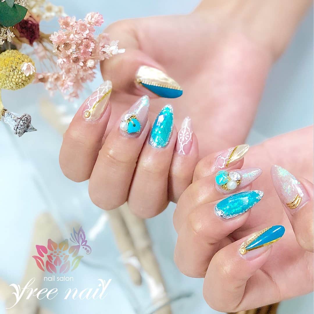 free nail フリーネイルのインスタグラム：「. . Nails art by freenail💅🏻✨ . 美しいネイルは女性をhappyにします💗 . . #ネイル #フリーネイル #ネイルアート #ジェルネイル #ネイルサロン #大阪ネイルサロン #ネイルデザイン #ネイルチェンジ #ラインテープ #チェーンネイル #グラデーションネイル #キラキラネイル #ターコイズネイル #クリアネイル #ブルーネイル #デザインネイル #トレンドネイル #ロングネイル #美爪ネイル #美甲 #日式美甲 #日式美甲胶  #日本美甲师 #日本美甲老师  #美甲上课 #日本胶 #nailsart #nailsdid #newnails #freenail」