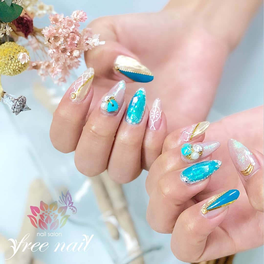 free nail フリーネイルさんのインスタグラム写真 - (free nail フリーネイルInstagram)「. . Nails art by freenail💅🏻✨ . 美しいネイルは女性をhappyにします💗 . . #ネイル #フリーネイル #ネイルアート #ジェルネイル #ネイルサロン #大阪ネイルサロン #ネイルデザイン #ネイルチェンジ #ラインテープ #チェーンネイル #グラデーションネイル #キラキラネイル #ターコイズネイル #クリアネイル #ブルーネイル #デザインネイル #トレンドネイル #ロングネイル #美爪ネイル #美甲 #日式美甲 #日式美甲胶  #日本美甲师 #日本美甲老师  #美甲上课 #日本胶 #nailsart #nailsdid #newnails #freenail」11月8日 16時42分 - freenail_jpn