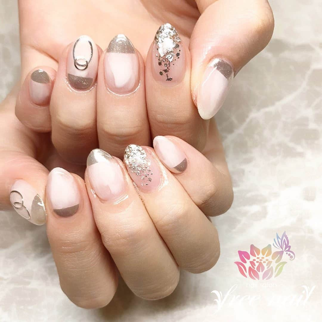 ネイルアーティストRYさんのインスタグラム写真 - (ネイルアーティストRYInstagram)「. ミラーネイル💅🏻🍁✨ . 秋冬ホワイト🌬🍁✨ . #ネイリスト #ネイルアーティスト #ネイルアート #ネイルチェンジ #ネイルサロン #大阪ネイルサロン #ネイルスクール #ネイル動画 #ジェルネイル #ネイルデザイン #ミラーネイル #ニュアンスネイル #ホイルネイル #メタリックネイル #ホワイトネイル #シルバーネイル #デザインネイル #トレンドネイル #シンプルネイル #おしゃれネイル #秋ネイル #autumnnails #美甲 #日式美甲 #日式美甲胶 #日本美甲师 #日本美甲老师 #美甲上课 #日本胶」11月8日 16時44分 - nail_artist_rm