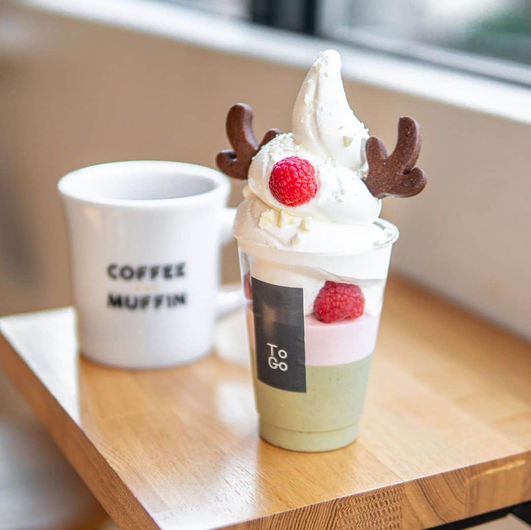 のインスタグラム：「「ピスタチオとストロベリーのトナカイソフト」 開催中のナゴレコフォトコンテスト2019 #食べ歩くナゴレコ にご参加いただいている皆様、ありがとうございます📸✨ . 遂に！２つの賞を発表します🎊 ■ToGo賞 20名様「ピスタチオとストロベリーのトナカイソフト」 ■ぺろぺろ賞 20名様「ナゴレコぺろぺろキャンディー」 . まず１つ目は名古屋の人気カフェ、ToGoさんによるこのフォトコンテストでしか味わうことのできない特別なソフトクリームです🤳🍦✨ . クリスマスを意識したデザインがかわいい🎄🎅 編集部ではお先にいただいて来ましたが、味はもちろんのこと、食べるのがとても楽しいソフトクリームになっています🙌💯 . そして２つ目は、ナゴレコぺろぺろキャンディー🍭 これはぜひハッシュタグとともに写真をポストしてほしいです👏⭕️ . その他の賞も後日公開予定📸 参加期間は11/30まで、フォトコンテストの詳細はWeb版ナゴレコよりご確認ください👀✨ . ※特典内容については変更となる可能性がありますので、あらかじめご了承ください . #ナゴレコ #食べ歩くナゴレコ」