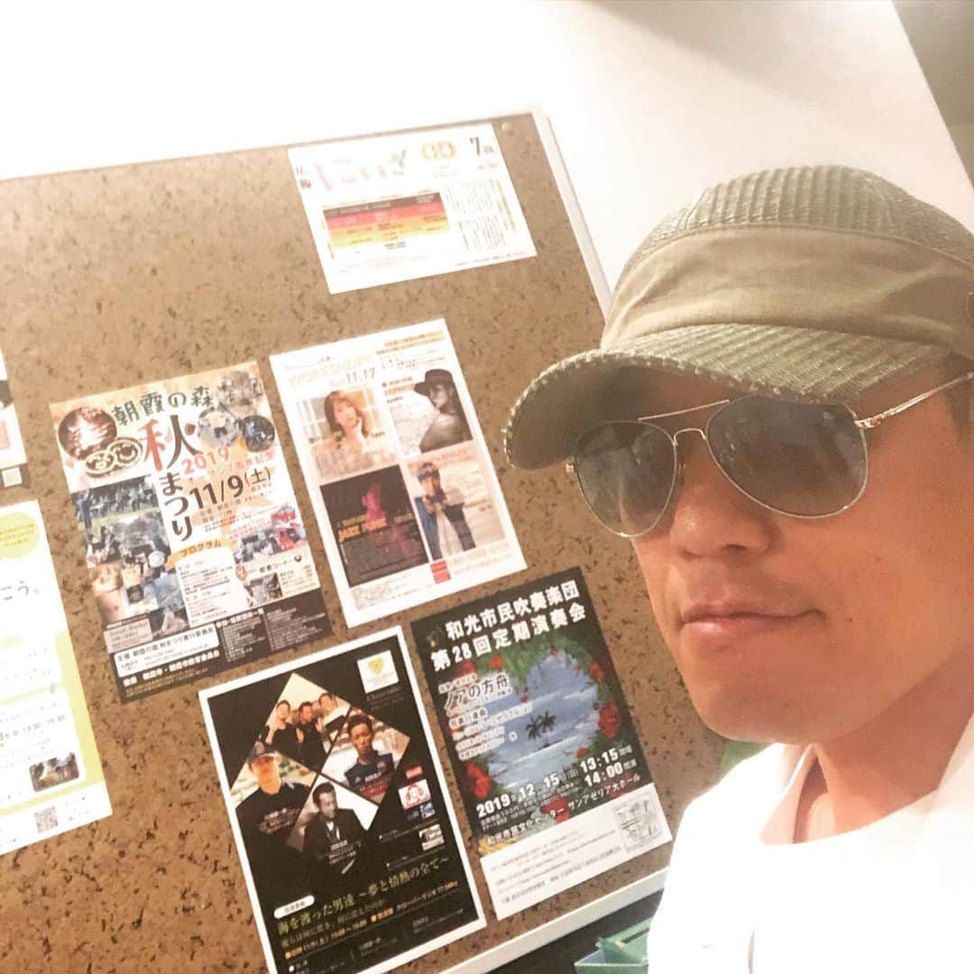 のインスタグラム：「この後志木のコミュニティFM、CLOVER MEDIAの番組に生出演します。入り口にはすでに17日のWSの情報が貼ってあってありました。ありがとうございます。😊 アプリやサイトで検査すればどこからでも聞けます。」