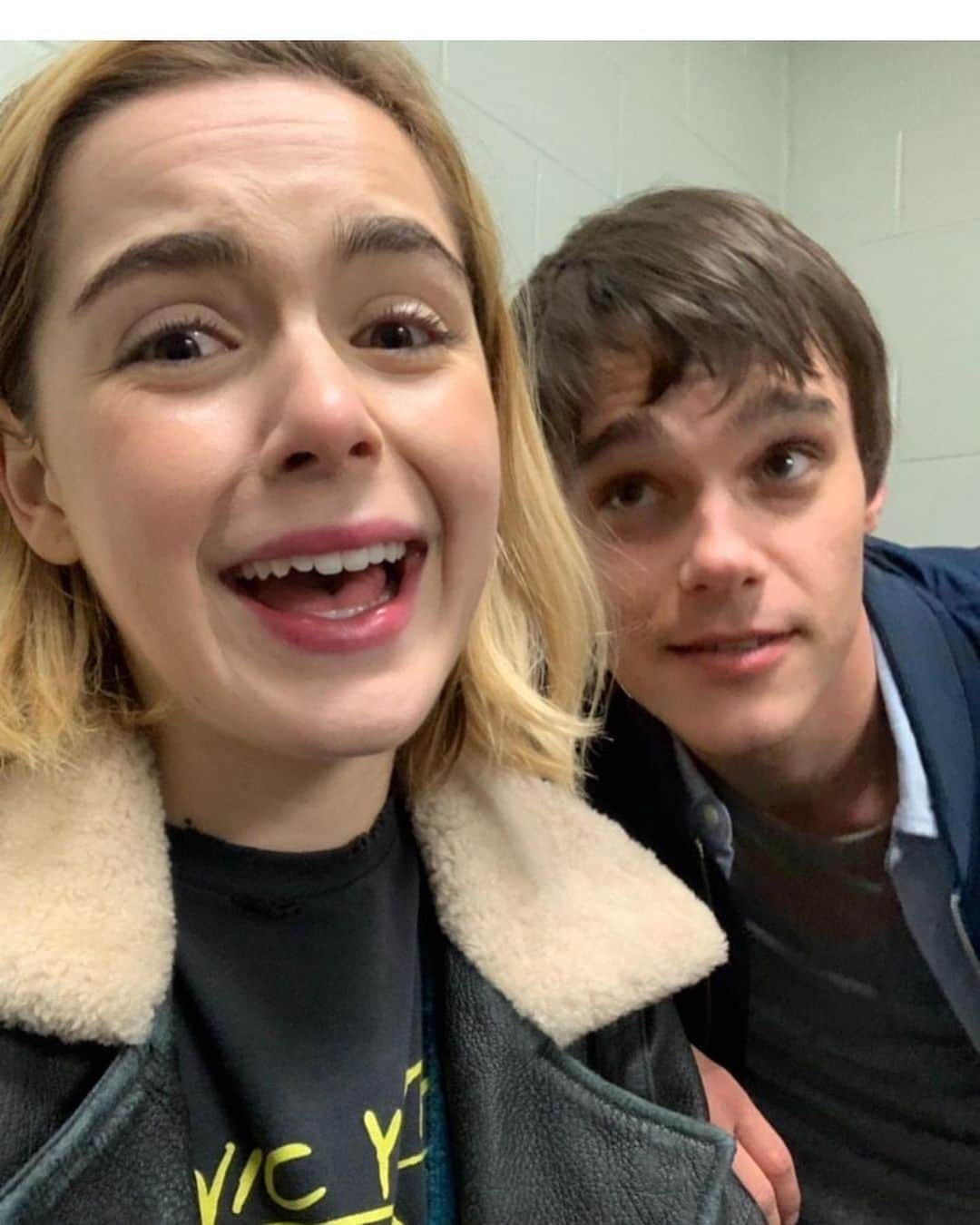 ミッチェル・ホープさんのインスタグラム写真 - (ミッチェル・ホープInstagram)「Extra serious pics for ya @kiernanshipka @netflix #letitsnow」11月8日 16時56分 - mitchellhope