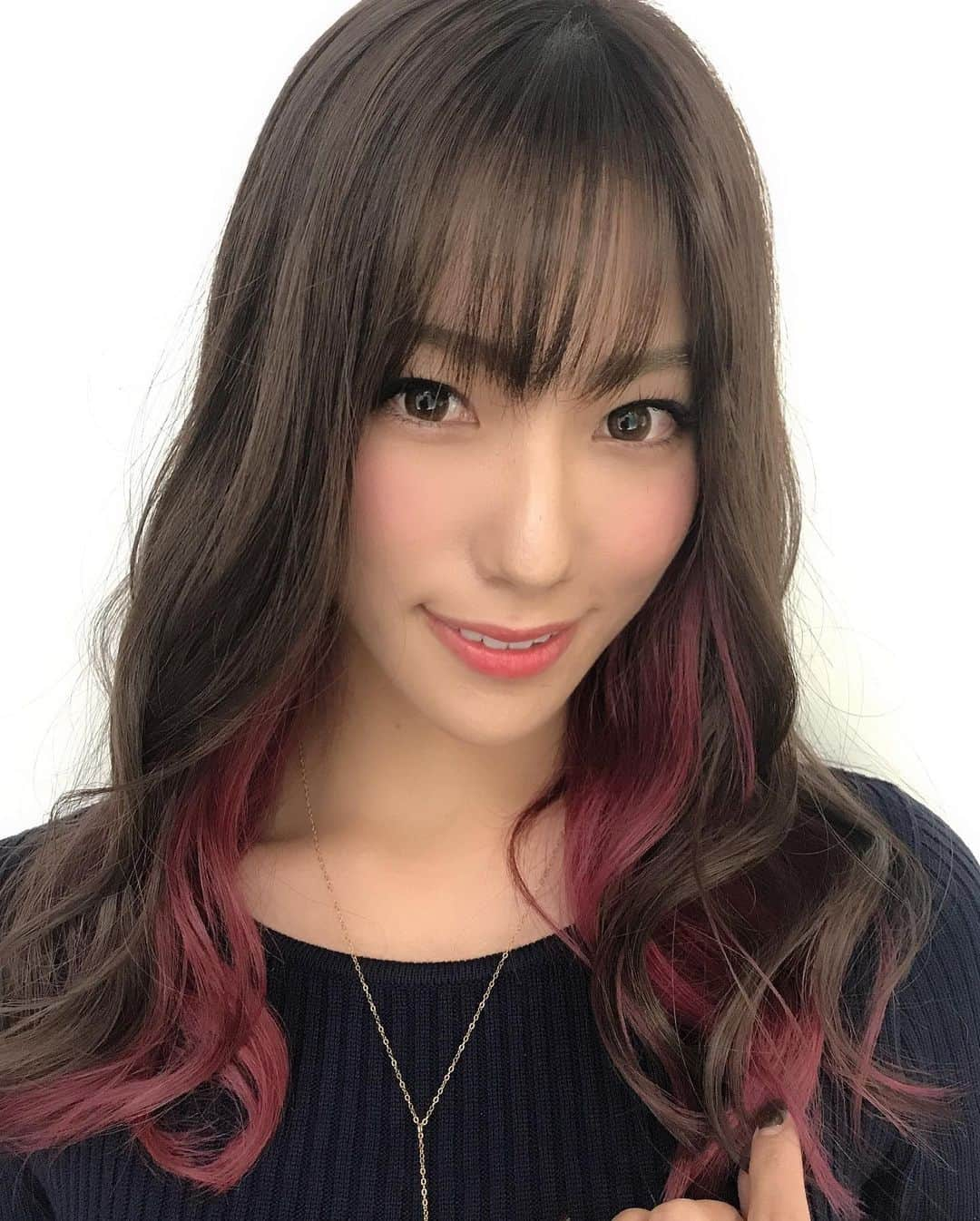 星野奏さんのインスタグラム写真 - (星野奏Instagram)「髪の毛可愛くしてもらいました❤️ ピンクへの復活愛💕  抜けないでほっしーーい ピンク💕 紅組の応援団が髪を赤くするのと同じ！！（笑） 今年のわたしのテーマカラーは赤とかピンクだから😂✊ . . #air#青山#表参道#美容室 #ヘアサロン#ヘアカラー #インナーカラーピンク  #インナーカラー  #haircolor #hairsalon #japanese」11月8日 16時59分 - hoshino_kanade_