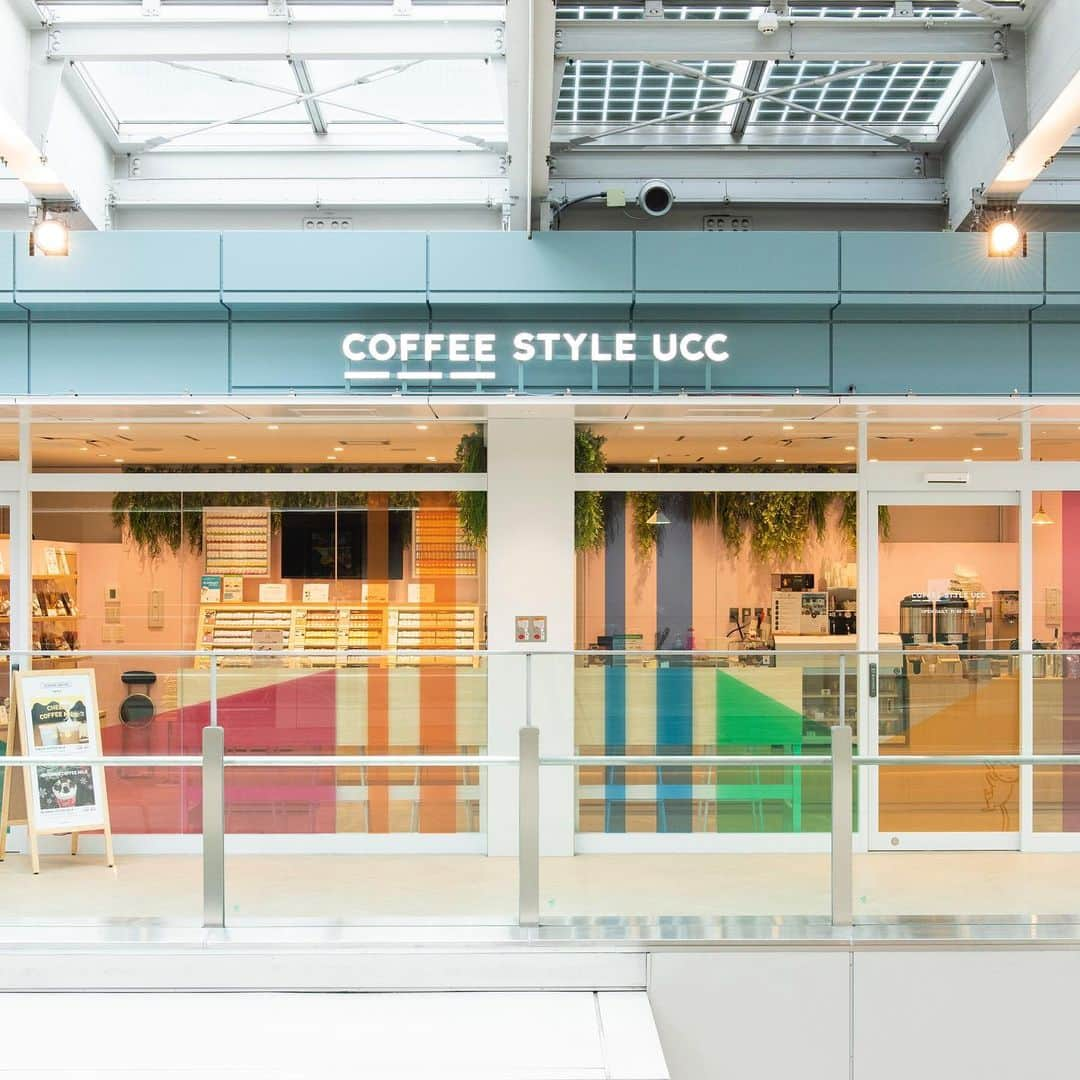 UCC上島珈琲さんのインスタグラム写真 - (UCC上島珈琲Instagram)「. ＼私らしいコーヒースタイルって❓「COFFEE STYLE UCC 下北沢店」がオープン✨／ ㅤ 小田急線下北沢駅の商業施設「シモキタエキウエ」内に新店舗「COFFEE STYLE UCC 下北沢店」が11月1日にオープンしました😆👏！ @coffee_style_ucc  ㅤ “私らしいコーヒースタイルが見つけられる”をテーマに、下北沢店ではチョコレートやチーズ、フルーツなどの食べ物とマッチするコーヒーを選ぶ「Food with Coffee」を体験できたり、季節限定メニューとして「ブラウニーコーヒーミルク」や「チーズコーヒーミルク」を楽しめます😋☕ ㅤ また、店舗限定のコーヒー豆「下北沢ブレンド」や3種の味を楽しめる「シャカシャカドーナツ」、横浜・吉祥寺の店舗で好評の沖縄の黒糖カヌレ専門店「ほうき星」と共同開発したオリジナルのコラボスイーツ「カヌレ デ ショコラ」など、コーヒーにマッチするフードもお楽しみいただけます✨ ㅤ あなたのコーヒースタイルをぜひ見つけに来てくださいね🎵 ㅤ #下北沢 #下北沢カフェ #東京カフェ #こだわりカフェ #カフェ #カフェ活 #カフェご飯 #カフェ巡り #コーヒー #こだわりコーヒー #上島珈琲 #コーヒーのある暮らし #コーヒー好きな人と繋がりたい #コーヒー大好き #コーヒー巡り #コーヒー豆 #コーヒー部 #coffeetime #coffeelover #coffeegram #coffeestyle #ucc #ucc上島珈琲 #uccコーヒー #goodcoffeesmile」11月8日 16時59分 - uccueshimacoffee