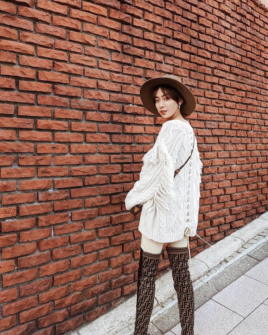ソンイのインスタグラム：「ニット1枚で気持ちいい季節🐏🧶﻿ 私服はタグ付けしてます🏷﻿ ﻿ 先日「大使館と近代建築ウォッチング」という街歩きツアーに参加してきました🗼❤️﻿ レンガ造りの壁前での写真はフィジー共和国大使館の建物だよ🇫🇯🕍﻿ 普段は見れない場所や、歩きながらガイドさんが歴史や文化を教えくれるので改めて街の新しい発見があってすごく楽しかったです🏃🏻‍♀🏢﻿ 最後は美味しいハヤシライスを食べてとっても充実したお散歩でした🤤🍛﻿ 都内各地の地元の魅力を紹介するユニークな街歩きツアーが他にもたくさんあるので、「ぶらっTokyoさんぽ」でチェックしてみてね✨﻿ #ぶらっTokyoさんぽ #東京さんぽ #街歩き #PR」