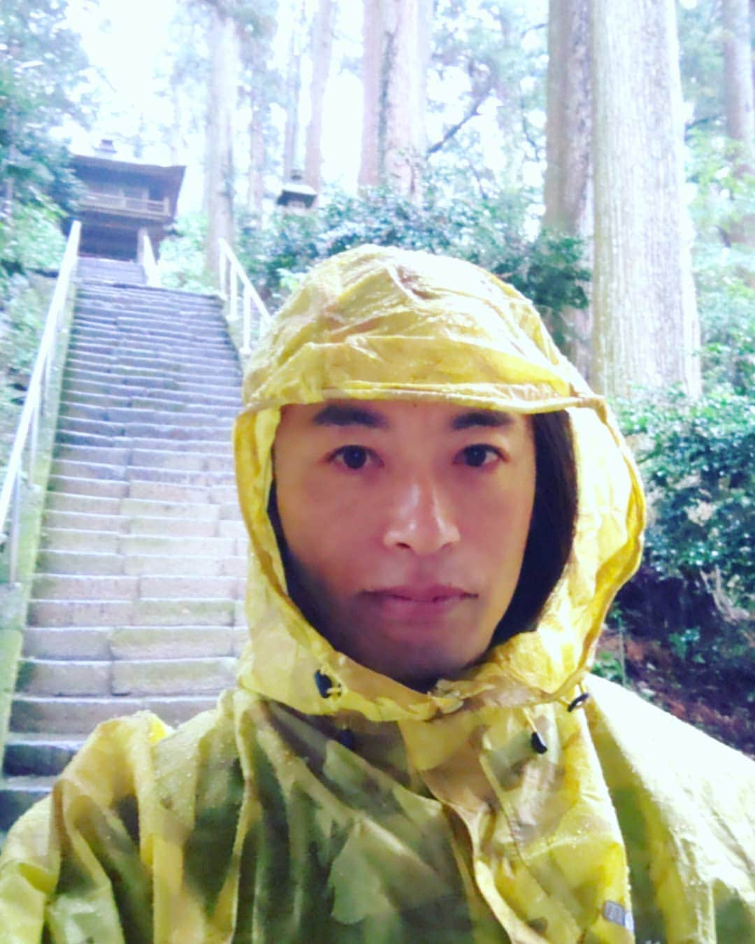 LOVE ME DOさんのインスタグラム写真 - (LOVE ME DOInstagram)「フクロウの神社、鷲子山上神社（とりのこさんしょうじんじゃ）に行きました！雨の日なのでポンチョを来てフクロウをイメージしました！ #フクロウの神社  #フクロウ神社 #鷲子山上神社」11月8日 17時05分 - lovemedo_fortunteller