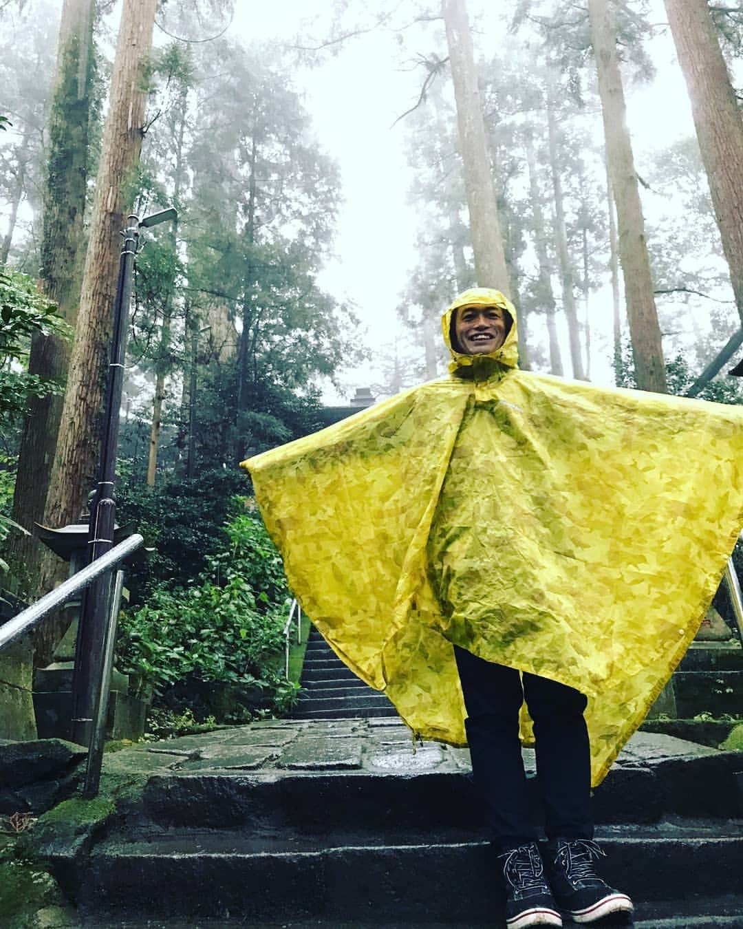 LOVE ME DOさんのインスタグラム写真 - (LOVE ME DOInstagram)「フクロウの神社、鷲子山上神社（とりのこさんしょうじんじゃ）に行きました！雨の日なのでポンチョを来てフクロウをイメージしました！ #フクロウの神社  #フクロウ神社 #鷲子山上神社」11月8日 17時05分 - lovemedo_fortunteller