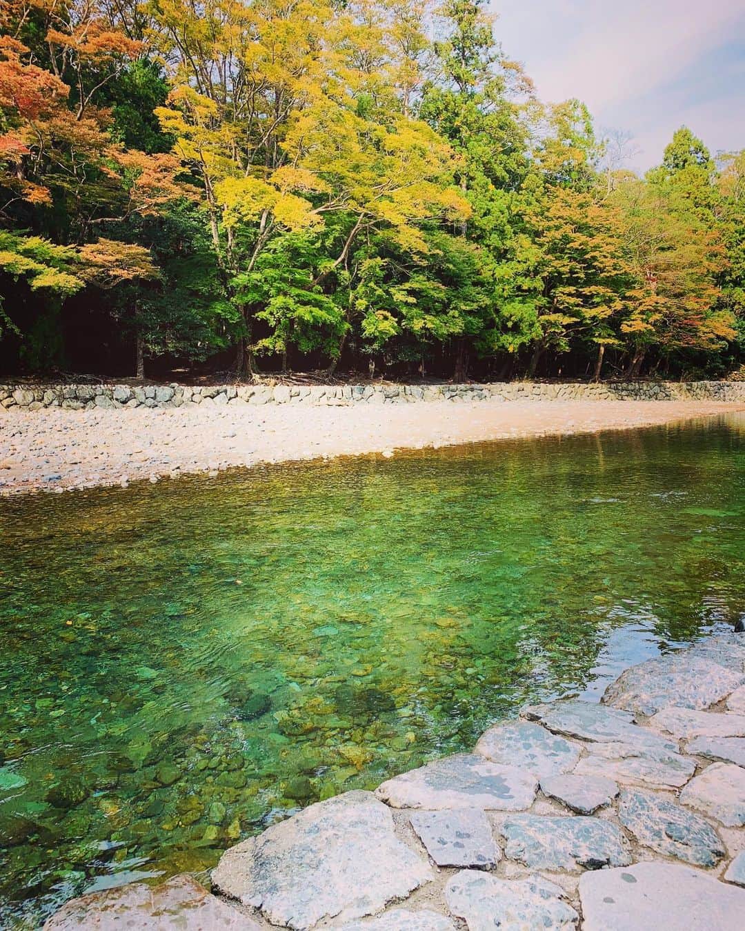 瀬間友里加のインスタグラム：「Trip to Ise⛩初めての伊勢神宮✨ずっと行ってみたかったところ。 朝早めのお参りで空気が澄んでいたし緑がたくさんの中を歩いて気持ち良かったな✨#伊勢神宮 #小旅行」