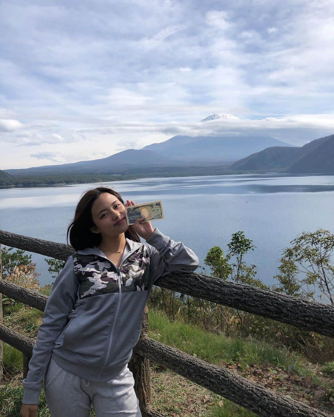 石井美音奈のインスタグラム：「分かりにくいけど千円札に描かれてる風景と同じ所 雲に覆われてちょっぴり残念だけども🙍‍♀️」