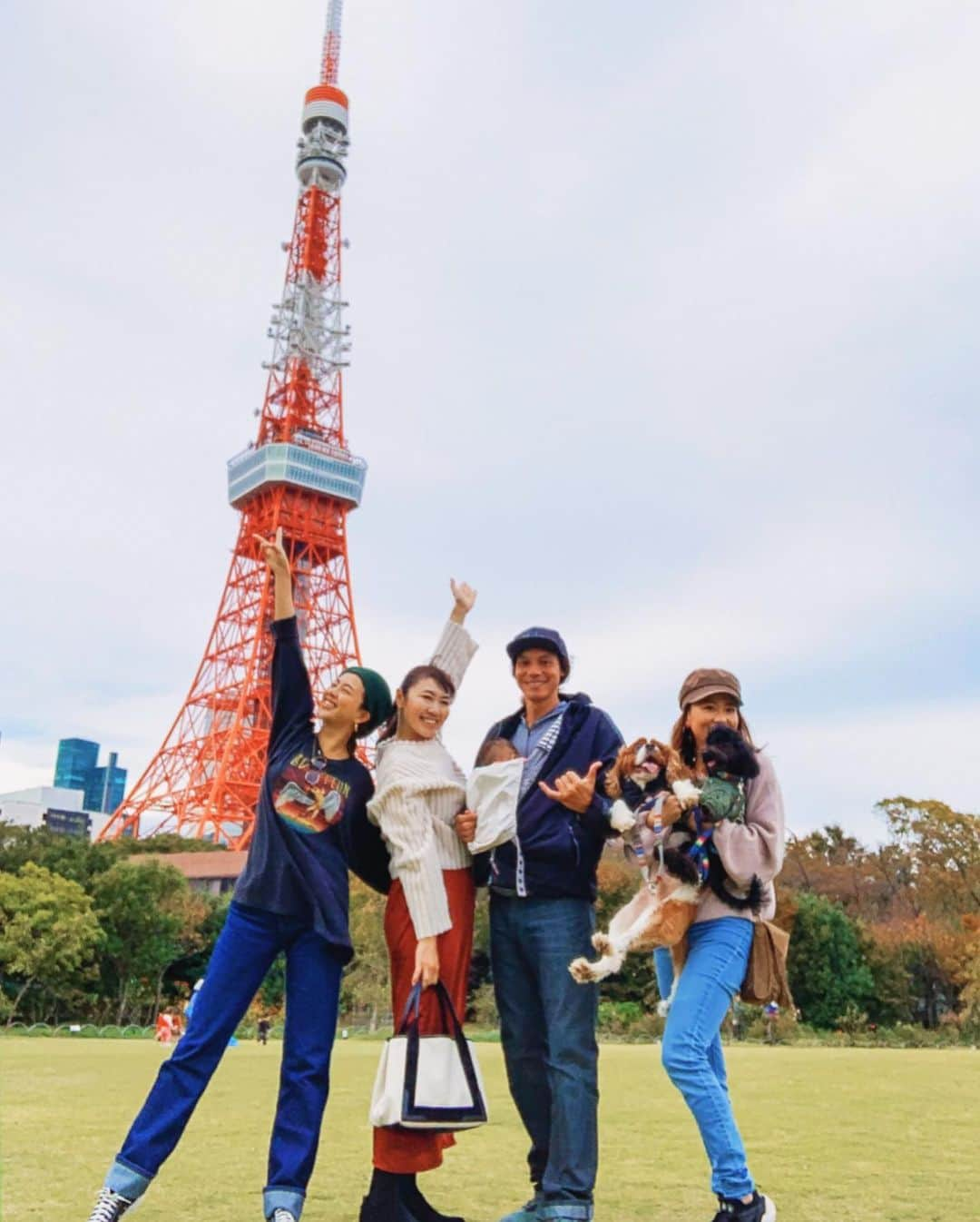 吉田夏海さんのインスタグラム写真 - (吉田夏海Instagram)「Nice to meet you, Ainachan💖 . ハワイで生まれる5日前くらいのお腹が大きい時に会っててどんな子が生まれてくるんだろうって私までワクワクしてて☺️✨ . 無事にご出産されてとっても可愛いベイビーちゃんに会えて感激です💖 . なつみおばちゃんメロメロ〜😍 . サボとシャンクスも合流してみんなでお散歩したり🐶 . ハワイを思い出す時間で楽しかったなぁ🌺 . みほさんランちゃんしょーこちゃんにも久々に会えて嬉しかった🥺🙏💖 . #friends  #hawaii #japan #baby  #tokyo」11月8日 17時09分 - natsumiiiiiiiiiii