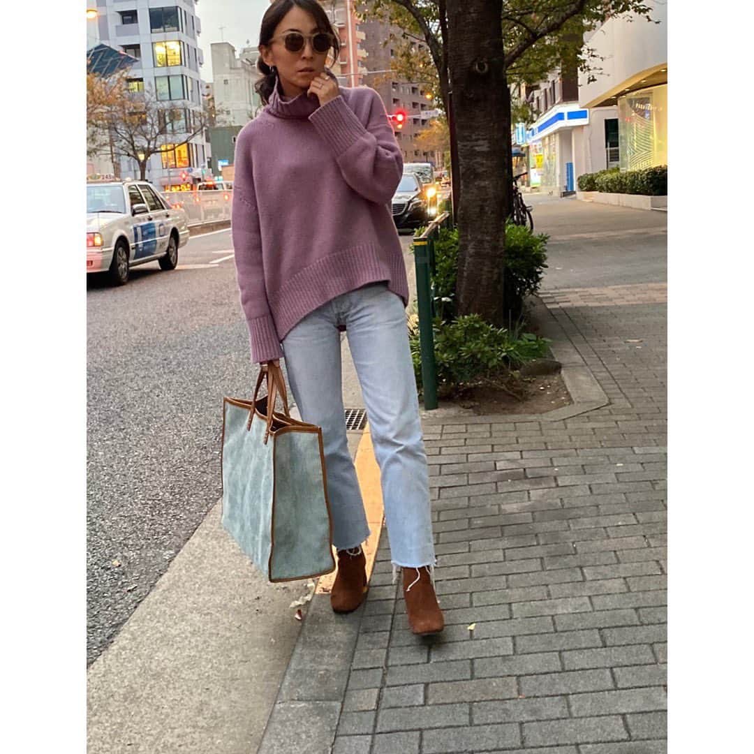 のインスタグラム：「今日は撮影でした！ . ニットはコラボのラベンダーのSサイズ！褒められニットです！ . #shizunascoordinate」