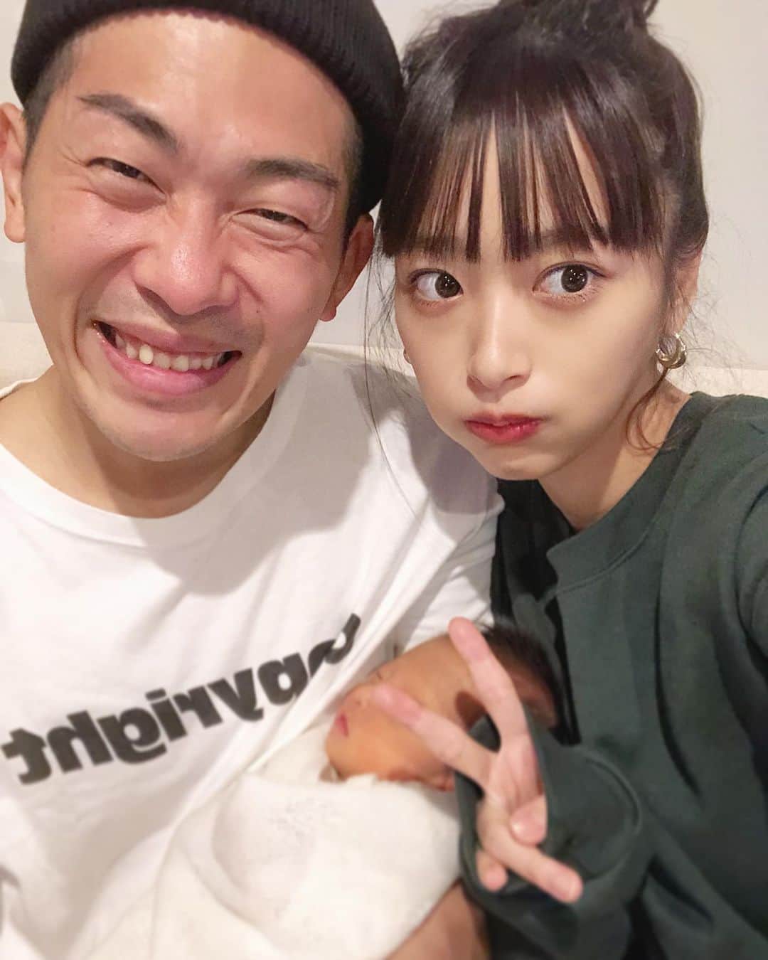 近藤千尋のインスタグラム：「ねえ、寝不足の顔撮ろうって📸笑 寝ることが大好きな夫婦には 辛い時期ですが🤣❤️ ストーリーで更新しましたが。。 miuちゃんです👶 同じ名前！って方もいて嬉しいな💓  体調はすくすく体重も増えて 黄疸が少し良くなってきて安心😭✨ これから出産を控えてる方も 頑張ってください‼️💖 安産パワー送りますっ！👶✨」
