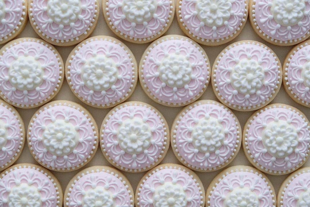 KUNIKAのインスタグラム：「Petits biscuits aux fleurs ❃﻿ ﻿ ミニサイズのお花モチーフクッキー﻿ ﻿ ﻿  #artofkunika #sugarcookies #decoratedcookies #cookieart #decoratedsugarcookies #royalicing #royalicingcookies #cookiedecorating #customcookies #cookiesofinstagram #cookiedesign #cookieartist #instacookie #アイシングクッキー」