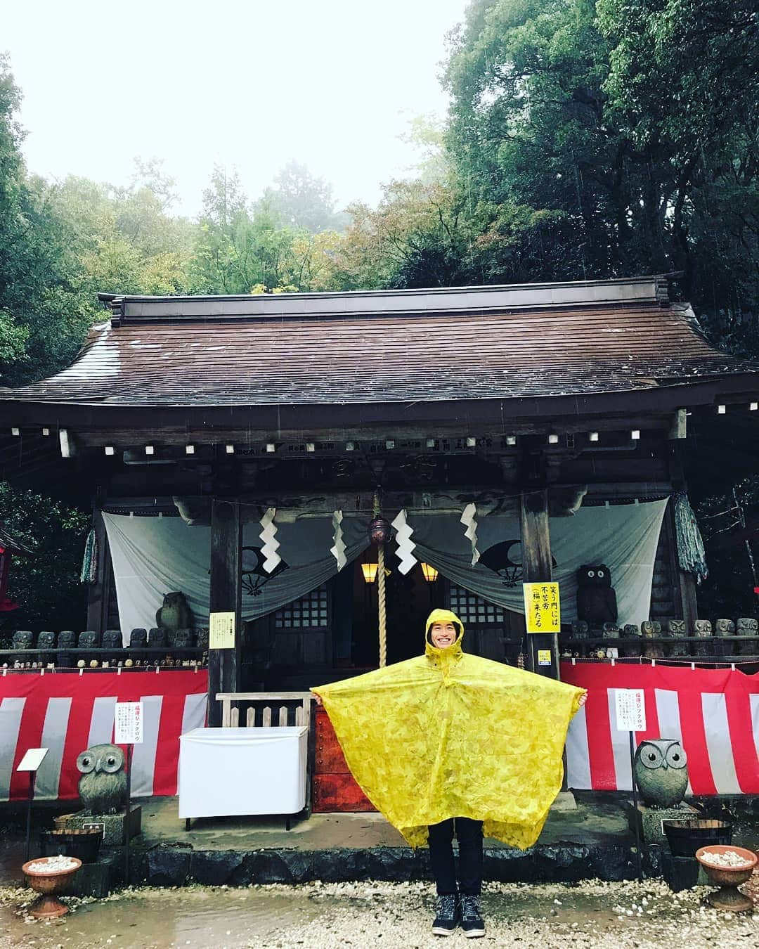 LOVE ME DOさんのインスタグラム写真 - (LOVE ME DOInstagram)「金運アップ神社。当選祈願。フクロウ神社で有名な鷲子山上神社に行きました！雨の日なのでポンチョを来てフクロウをイメージしました！ #フクロウの神社  #フクロウ神社 #鷲子山上神社 #当選祈願 #金運アップ神社」11月8日 17時22分 - lovemedo_fortunteller