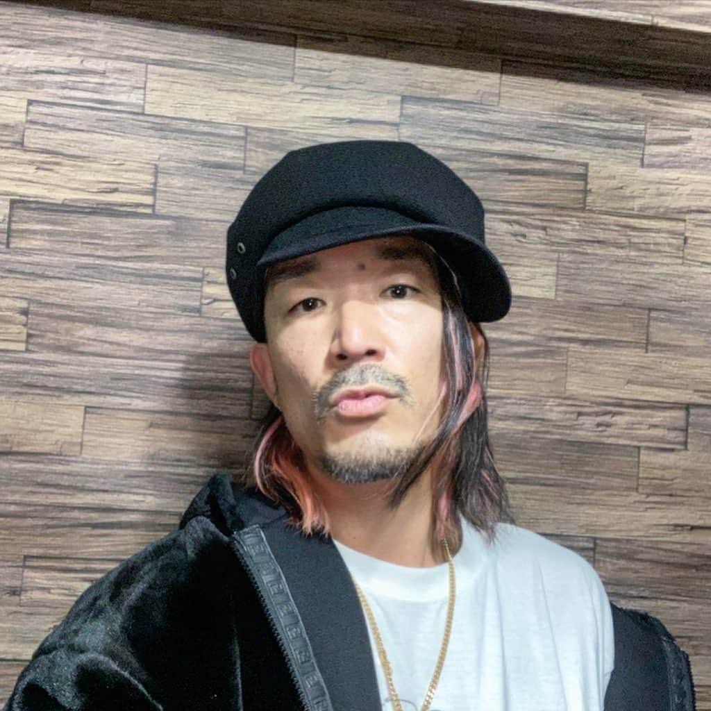 クリスタルボーイさんのインスタグラム写真 - (クリスタルボーイInstagram)「@vintage_ecoland @fendi @nobodyknows_official #ワールドトリガー @kangol_headwear  @yukachocomoo #イエローヌバック　@timberland #ジョジョの奇妙な冒険  今日のファッションのテーマはジョジョにいるっぽいキャラ風コーデでした笑  上から カンゴール×チョコムーのキャスケット？になるのかなこの形は、なかなか難しいこの形を日本で1番上手に被れてると勝手に思ってる😉  本日のTシャツは「ワールドトリガー」  アウターはヴィンテージのFENDIのリヴァーシブルファーコート  スキニーはどこのだったかしら  足元はラッパーらしくイエローヌバックでした」11月8日 17時32分 - crystalboybpm