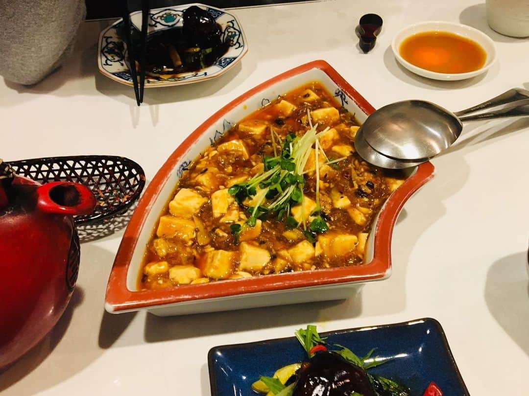 林有紀奈のインスタグラム：「このあいだの凄く美味しかった中華屋さん﻿ 麻婆豆腐と酢豚が癒してくれました。週末がんばる❗️🥺✨﻿ ﻿ #お店の名前は覚えていない#熱海中華﻿ #酢豚はパイナップルイン派🥺#ピリピり麻婆豆腐と超酸っぱい酢豚好き#少数派﻿ ﻿ 今週は愛媛大会﻿ 男女アローズで勝利目指して頑張ります！！！！！﻿ ではみんなに少し遅れて、これから飛行機で向かいますっ🗾🍊」