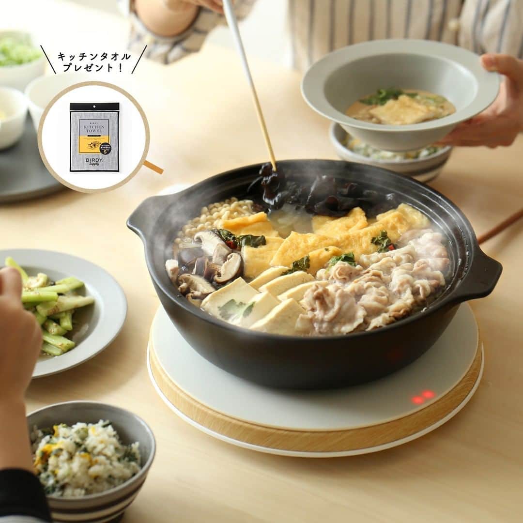 のインスタグラム：「＼MAINTSキャンペーン始まりました！／ これからの季節に大活躍なIH調理器。 こんなオシャレなの欲しかった～♪とKOZスタッフも大絶賛。 今ならお買い上げの方に後片付けのそうじに嬉しいタオルを プレゼントしちゃいます。この機会にどうぞ～ . ■キャンペーン詳細 期間中、MAINTS ホットトリベット(ホワイト/ウッド、ブラック/ステンレス)を1点お買い上げにつき、 ミクロの水汚れまで拭き取れる「BIRDYキッチンタオル」を1枚プレゼントします！ ■期間 11/8～無くなり次第終了(数量限定、先着順となります。) ※期間中、Instagramにホットトリベットを投稿された場合、MAINTSの公式アカウント( @maints_japan )より、投稿をリポストさせていただく場合がございます。 . -登場したアイテム- MAINTS/ホットトリベット (IHクッキングヒーター) . ◎商品は当店トップページのバナーorプロフィールのURLからどうぞ。 ▶️︎ @kozlife_tokyo . #KOZLIFE #japan #LoveFoodLoveLife #instagood #instajapan #foodporn #instafood #foodstagram #foodlover #delistagrammer #maints #IH #kinto #暮らし #丁寧な暮らし #シンプルライフ #暮らしを楽しむ #おうちごはん #今日のごはん #お好み焼き #ホットトリベット #IHクッキングヒーター #マインツ」
