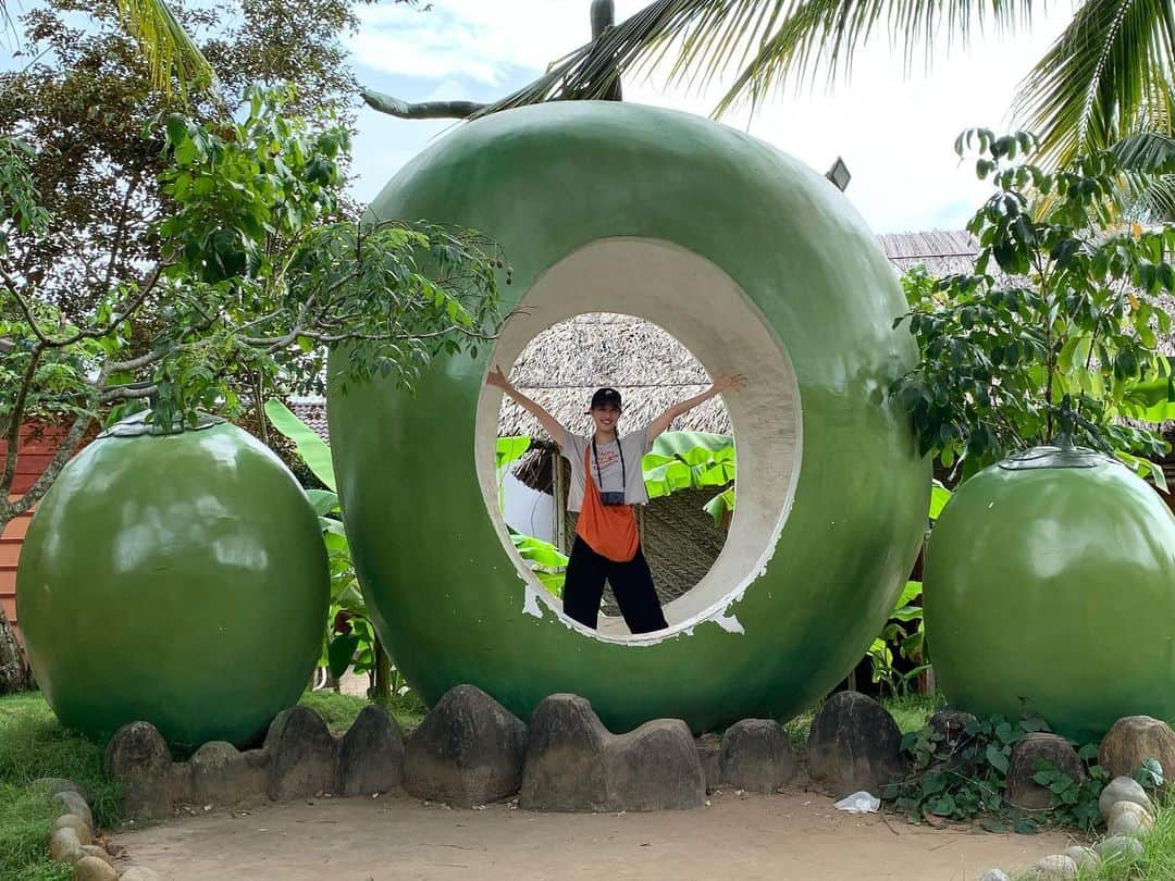 青野楓さんのインスタグラム写真 - (青野楓Instagram)「﻿ 【 #ベトナムの思い出 】﻿ ﻿ ココナッツ🥥でサザ○さんのオープニング！(笑)﻿ ﻿ ﻿ #ベトナム#メコン川#Vietnam#ココナッツ」11月8日 17時31分 - kaede626