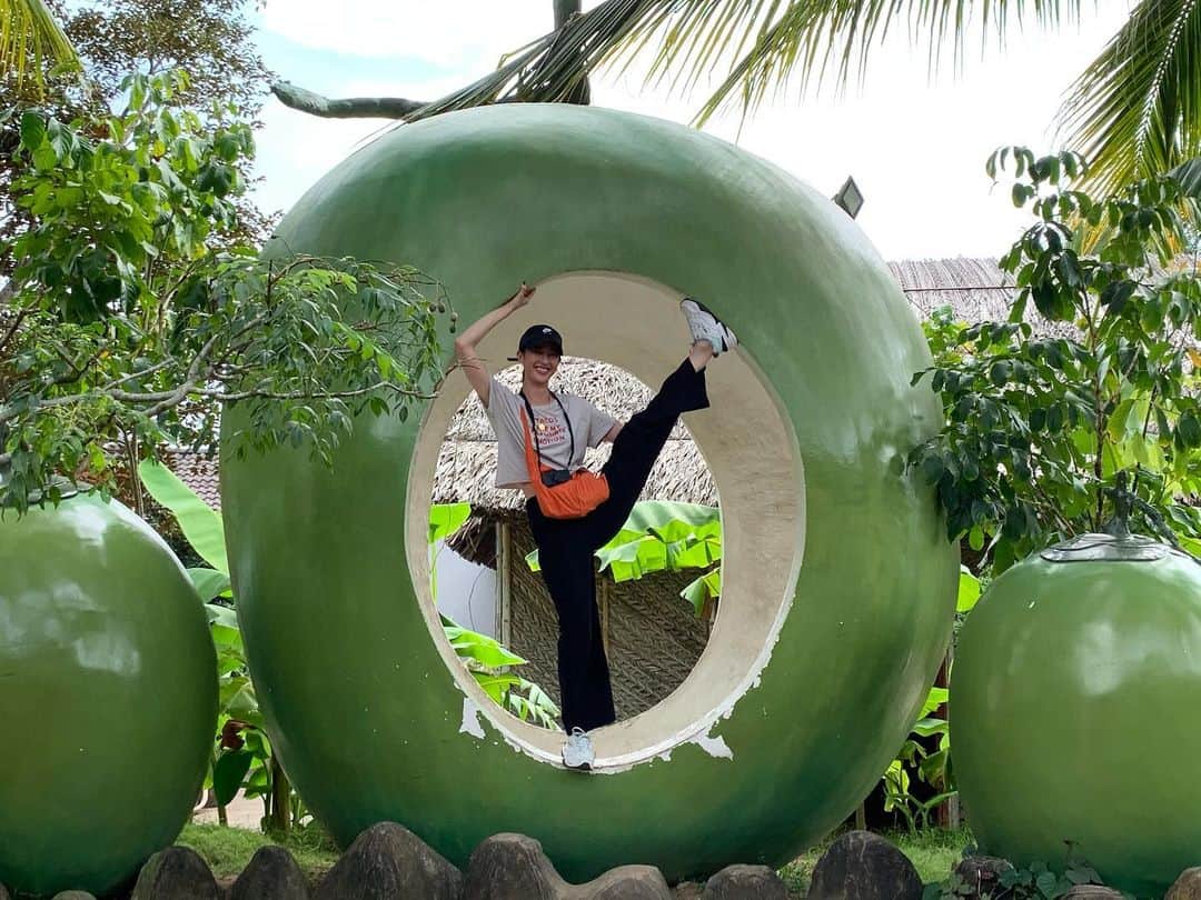 青野楓さんのインスタグラム写真 - (青野楓Instagram)「﻿ 【 #ベトナムの思い出 】﻿ ﻿ ココナッツ🥥でサザ○さんのオープニング！(笑)﻿ ﻿ ﻿ #ベトナム#メコン川#Vietnam#ココナッツ」11月8日 17時31分 - kaede626