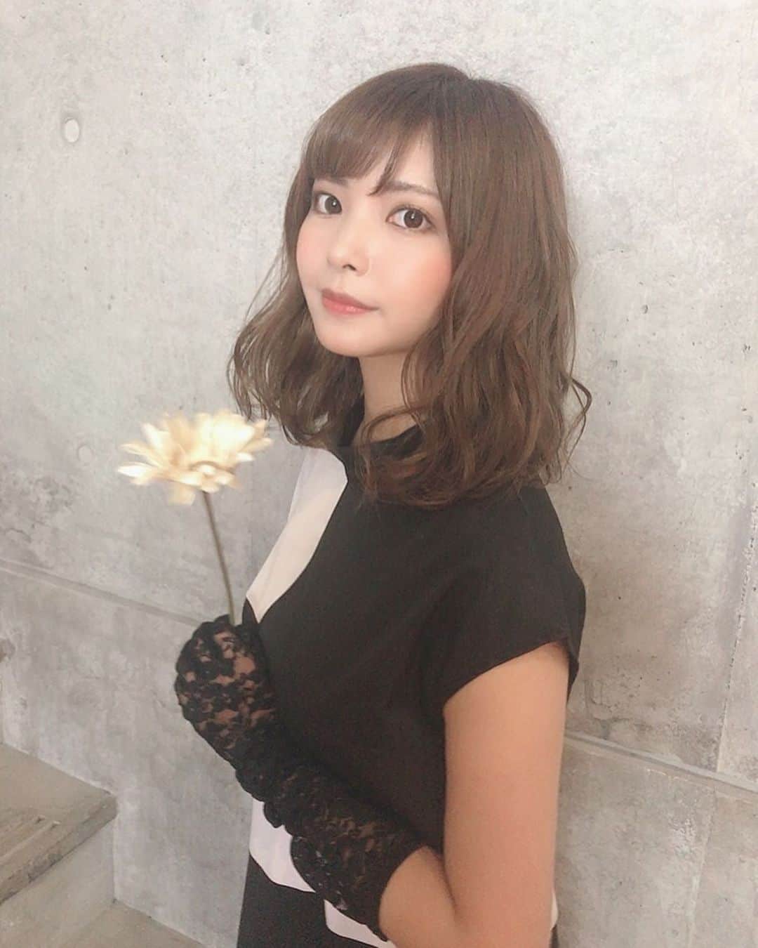 のインスタグラム：「舞台 ベニバラ兎団『追憶 SUNSETLOOP』ビジュアル撮影でした📷﻿ ﻿ ハッシュタグ☞ #追憶SL 以後よろしくです笑﻿ ﻿ モノトーンの衣装と大人っぽいメイクで盛れました😭やったね﻿ ﻿ 今回初めて参加させて頂くベニバラ兎団のスタッフさん、キャストの皆さん、メイクさん達にお会いできました〜☻ ﻿ 皆さんとっても良い方達で楽しい撮影でした。﻿ ﻿ 12/25 クリスマスイベント﻿ 26-29 本公演﻿ ﻿ 中目黒キンケロシアターでお待ちしてます☺️﻿ ﻿ チケット予約はプロフィール欄の追憶SL﻿ ストーリーズ、又はTwitterからお願いします🌷﻿ ﻿ ﻿ ﻿ ﻿ ﻿ ﻿ .﻿ .﻿ .﻿ #japan #japanese #tokyo #舞台　#ベニバラ兎団 #中目黒キンケロシアター」