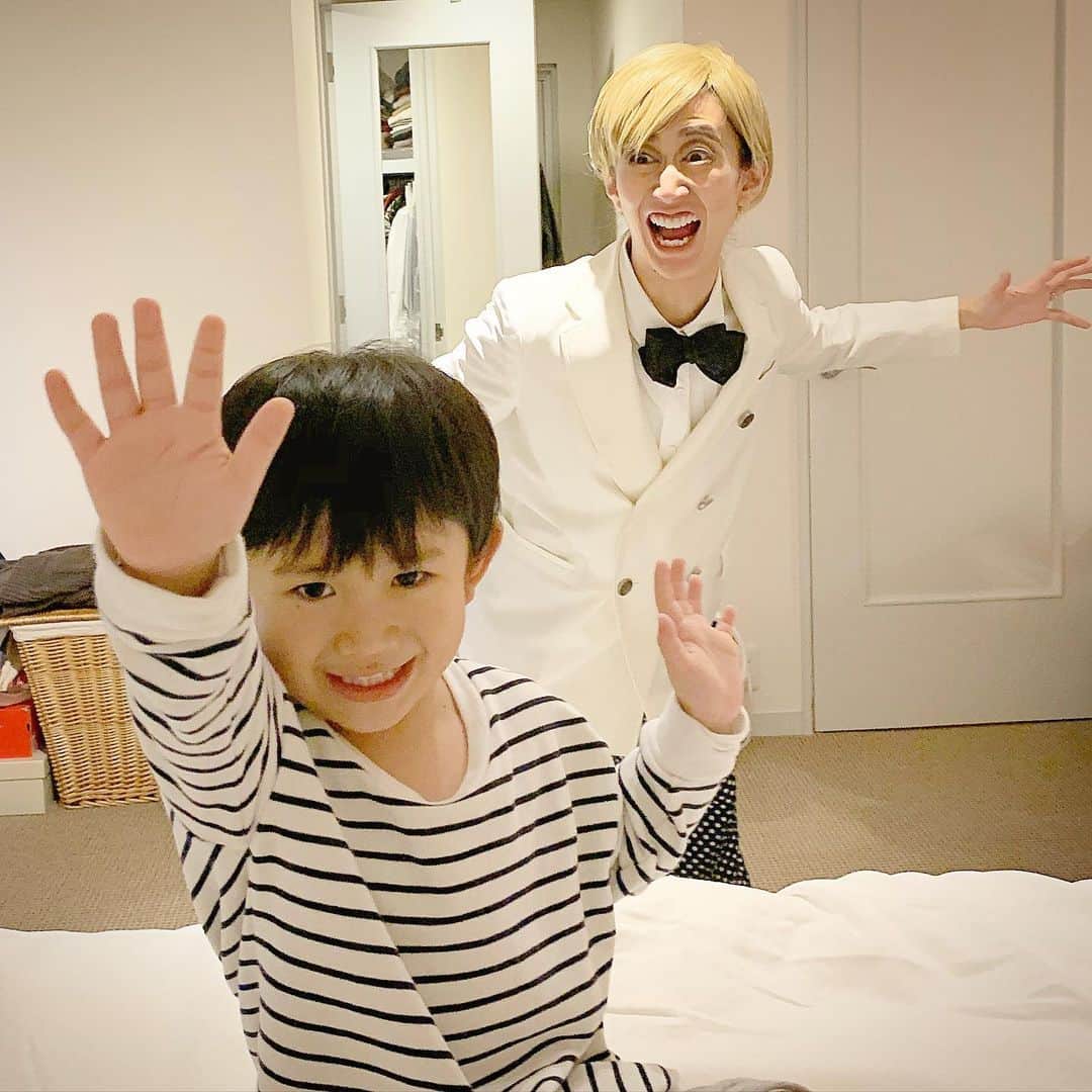 小堀ケネスのインスタグラム：「世界一大事な2人😊  Partners in Crime.😍 #notdrunk #mommy #littledean #partnersincrime #happykid #鬼ママ#ディーン君#ハッピーな2人#大好き  @mariakamiyama」