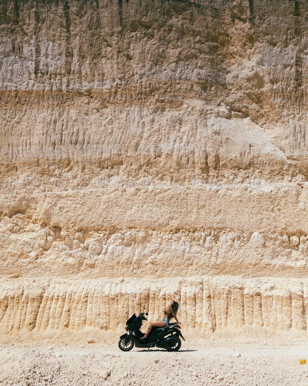 のインスタグラム：「I ride on a bike like every day ❤︎ Love it!! #baliisland  バリではほとんどバイクに乗ってます🛵 もちろん後ろ❤︎ 後ろに乗ってる分には楽しくて大好き❤ 行く場所によってバイクと車でわけてるけど よっぽど遠くなきゃバイクでびゅーん🏍🏍🏍 ここはまだまだ開発中の場所❤️ 壮大❤️ #bali #balilifestyle #balilife #travelphotography #nature #naturephotography #girl」