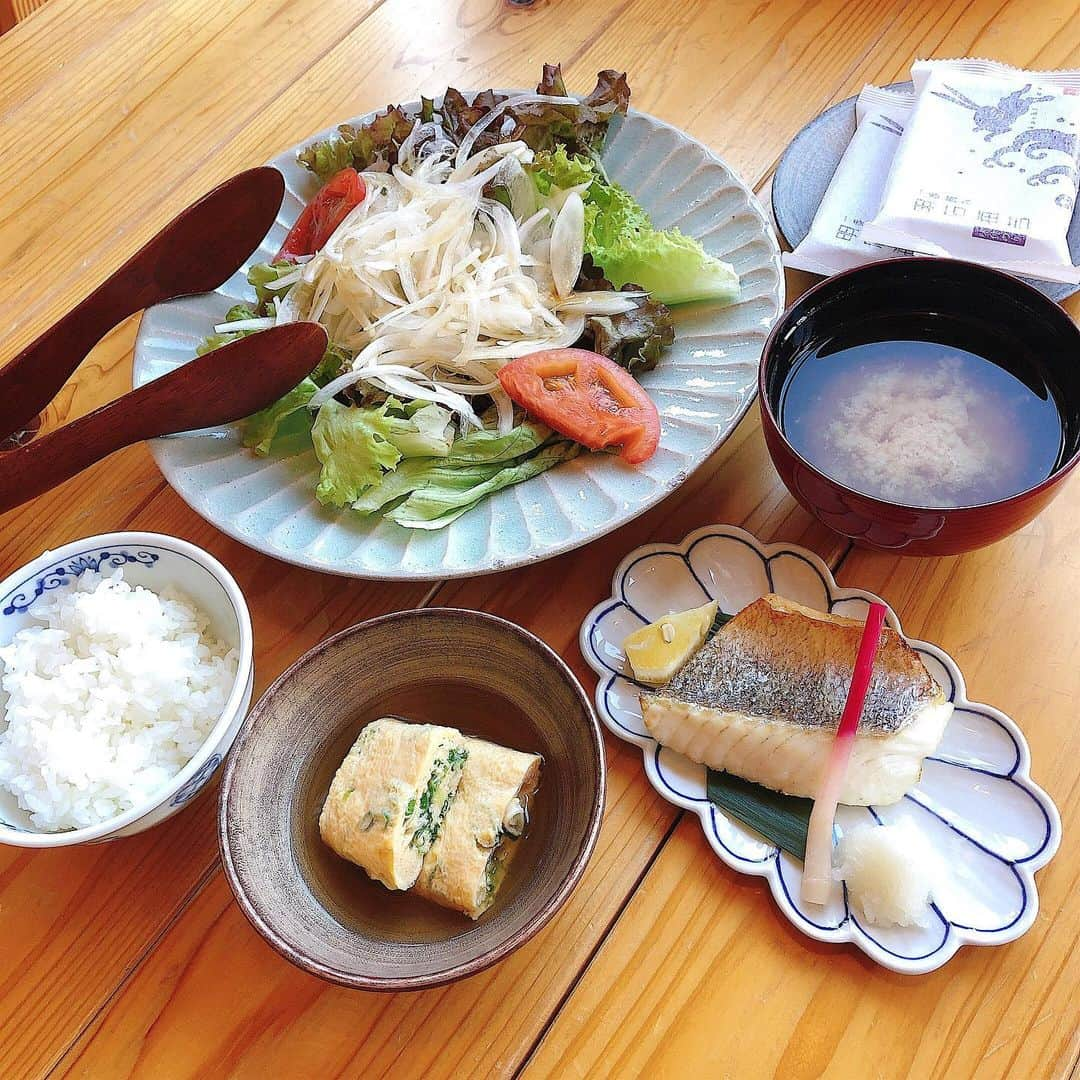 天野ゆうかさんのインスタグラム写真 - (天野ゆうかInstagram)「泊まったホテルのご飯が 最高すぎた件..🤦🏻‍♀️♡ #グランシャリオ北斗七星 . . . 前半３枚は朝ご飯🍚☀️ 12種類の豆皿おかずに、出し巻き卵 焼き魚🐟に、サラダ🥗2人分。 #豪華さに目が覚めた朝 淡路島の食材のおいしさよ。 . . お夕食も、動画編集しながら 自分で自分に #飯テロ されました😩笑 メインは淡路牛のトマトすき焼き🍅🍲 でも、すき焼きにする前に スタッフさんがお肉を丁寧に焼いてくれて まずはそのままお召し上がりくださいと..🥩🥢 生ウニを乗せてお召し上がりくださいと.. #贅沢の極み ( 焼いてる場面は少し早送りです ▶︎▶︎) 言わずもがな柔らかくて美味しかった◎ . . 他のメニューは 動画テロップでまとめました🎥 皆んながわかりやすいってゆってくれたから、 数時間かかろうが合間みて作る💪🏻✔︎ (携帯アプリやから地味に大変🤯) . . . お腹空いてきた.. 今日、金晩やん！ みんな夜ご飯何食べる予定？？🤤 . . . . #淡路島 #淡路島旅行 #ホテルご飯 #グランシャリオ北斗七星135 #グランピング #グランピングリゾート #女子旅 #朝ごはん #夜ごはん #淡路牛 #淡路島の玉ねぎ #うにく #淡路島グルメ #食スタグラム #インスタグルメ #glamping #hotel #trip #japan #여행 #일본여행 #일본여행🇯🇵 #일식」11月8日 17時38分 - yucca_official