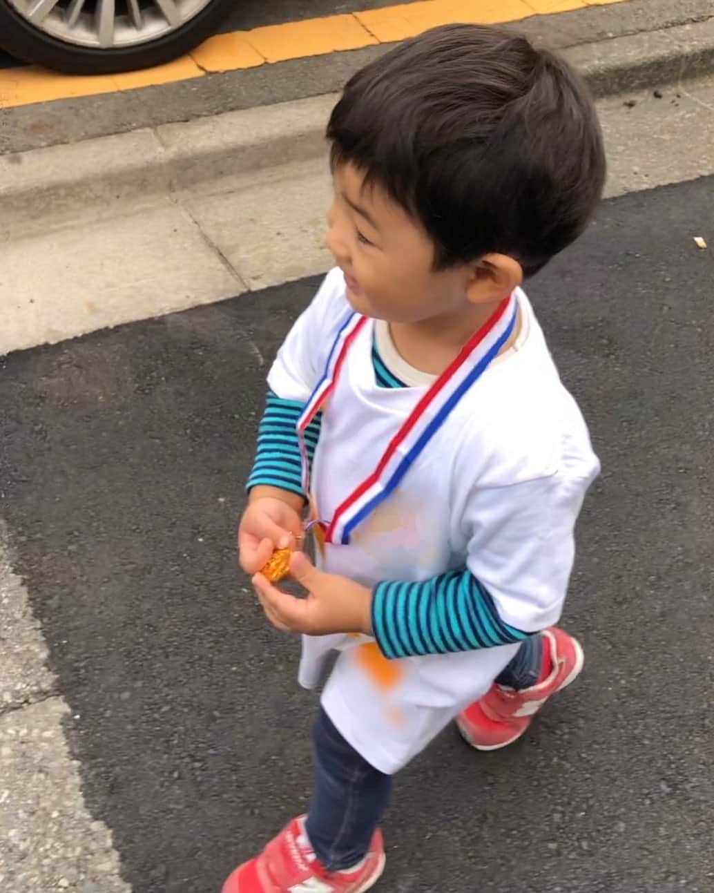 倉田亜味さんのインスタグラム写真 - (倉田亜味Instagram)「メダルをもらった息子  #運動会　#メダル #嬉しそう #メダル好き？ #走るの大好き　#よーいどん #もうバギー要りません #たぶん…ね」11月8日 17時39分 - kurata_amigram