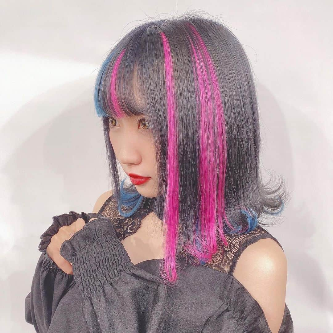 シイナナルミさんのインスタグラム写真 - (シイナナルミInstagram)「*﻿ ﻿ 🍭NEWHAIR🎀﻿ ﻿ \💙×💗/﻿ ﻿ ﻿ すきぴホリックのリリースに合わせて﻿ ピンク足しちゃった〜〜😍😍😍😍﻿ ﻿ ピンク目立って可愛い💖💖💖﻿ ﻿ 16日会える人楽しもね(ˊo̴̶̷̤ ̫ o̴̶̷̤ˋ)﻿ ﻿ ﻿ 担当は安定のこうきくん🏁﻿ ﻿ いつも細かい要望叶えてくれるから﻿ もう3年くらい通ってる〜✂️﻿ ﻿ 今日もアニメの話した🐳﻿ ﻿ 派手髪やりたい子も﻿ 暗髪やりたい子もおすすめ🎉﻿ ﻿ とにかくカラーがうまい🥺🥺﻿ ﻿ ﻿ *  #派手髪 #ピンクメッシュ #メッシュカラー #インナーカラー #インナーブルー #ネイビー #外ハネ #ピンクヘアー #ネイビーブルー #シイナナルミ #すきぴホリック #仮面彼氏 #Lapis #ラピス #ラピス池袋」11月8日 17時43分 - narumin_chan