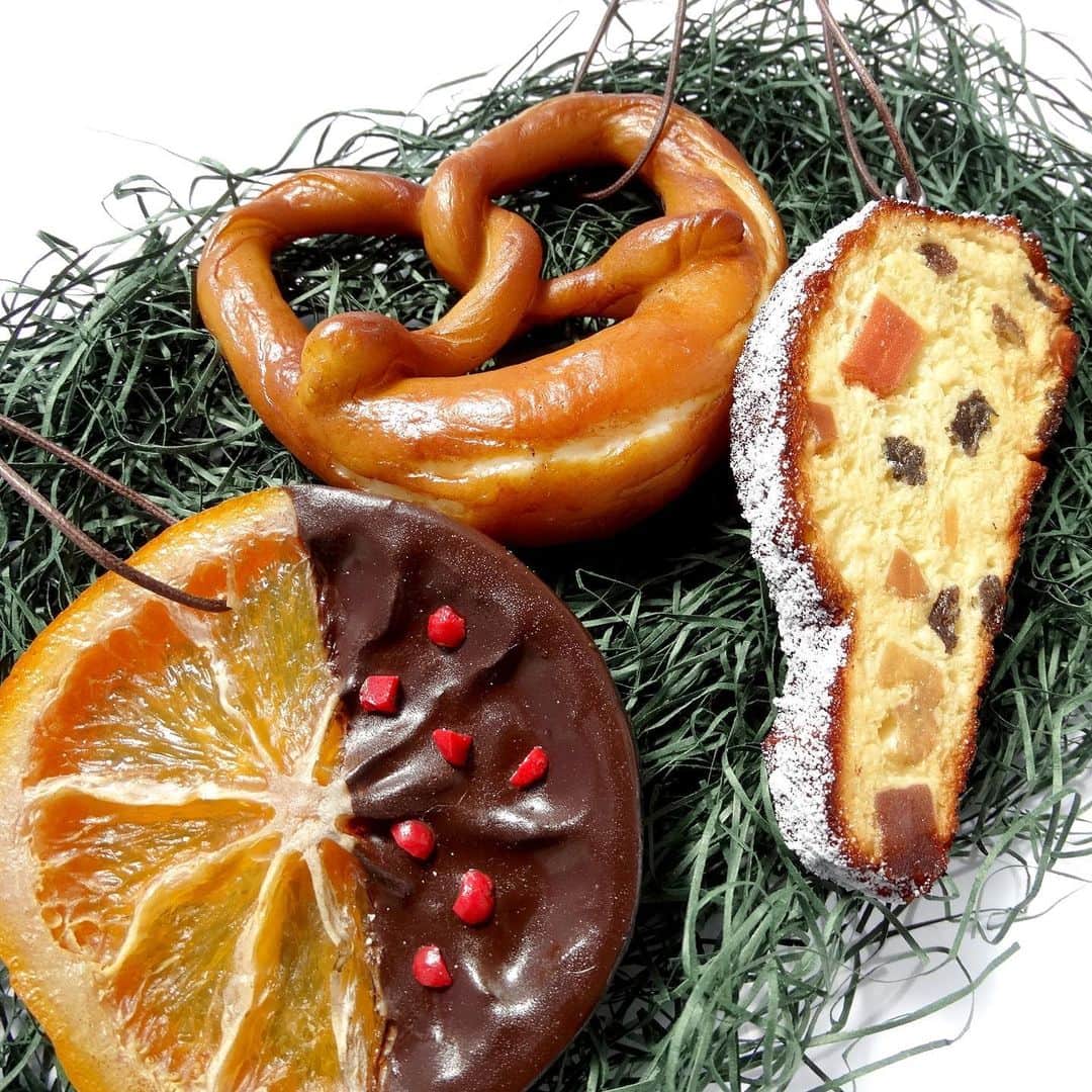 元祖食品サンプル屋さんのインスタグラム写真 - (元祖食品サンプル屋Instagram)「本日よりクリスマス限定商品の販売がスタートいたしました。 ・ こちらはヨーロッパ菓子のオーナメント。 ・ 食品サンプル職人がひとつひとつ手づくりした、「シュトーレン」「プレッツェル」「ドライフルーツチョコかけ」の３種セットとなっています。 ・ クリスマスツリーの飾り付けやアクセントにいかがでしょうか？ ・ ぜひ店頭にてご覧ください。 ・ ・ #元祖食品サンプル屋 #食品サンプル #スカイツリー #東京ソラマチ #合羽橋 #横浜赤レンガ倉庫  #日本製 #てづくり #gansoshokuhinsampleya #replicafood #fakefood #MADEINJAPAN  #tokyo #Japan #redbrickwarehouse #solamachi #skytree #artfood #traveljapan  #kappabashi  #クリスマス  #クリスマスグッズ  #チョコレート #クリスマスオーナメント #サンプル #クリスマス準備  #シュトーレン #プレッツェル #ドライフルーツ」11月8日 17時43分 - ganso_sample