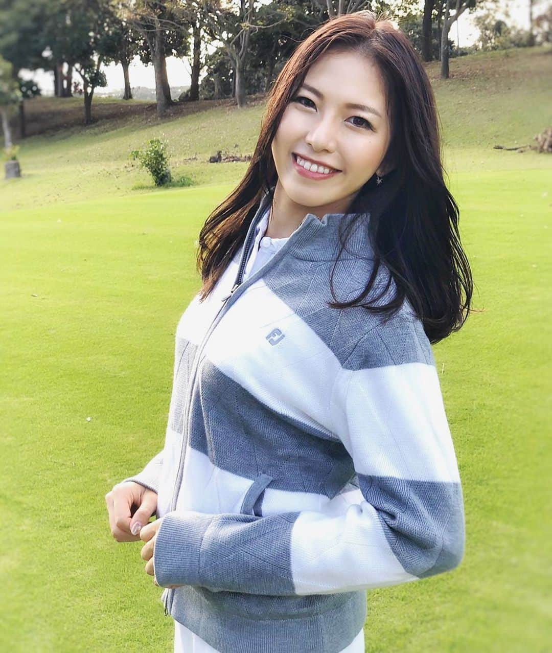 Footjoy Japanさんのインスタグラム写真 - (Footjoy JapanInstagram)「FJ公式アンバサダー　@_natsumitakeda_ 着用、「防風ストライプフルジップセーター：18,000円+税」  着用：ヘザーグレー/ホワイト  他にネイビー/ホワイト、ブラック/ヘザーグレーの3色展開  袖までのストレッチ性と防風性の高い裏地をつけたケーブル編みのセーターです。  メンズ版も同価格、同カラーで展開。  #footjoy #fjgolfleisurejp #fj秋冬アパレル」11月8日 17時46分 - footjoy.japan