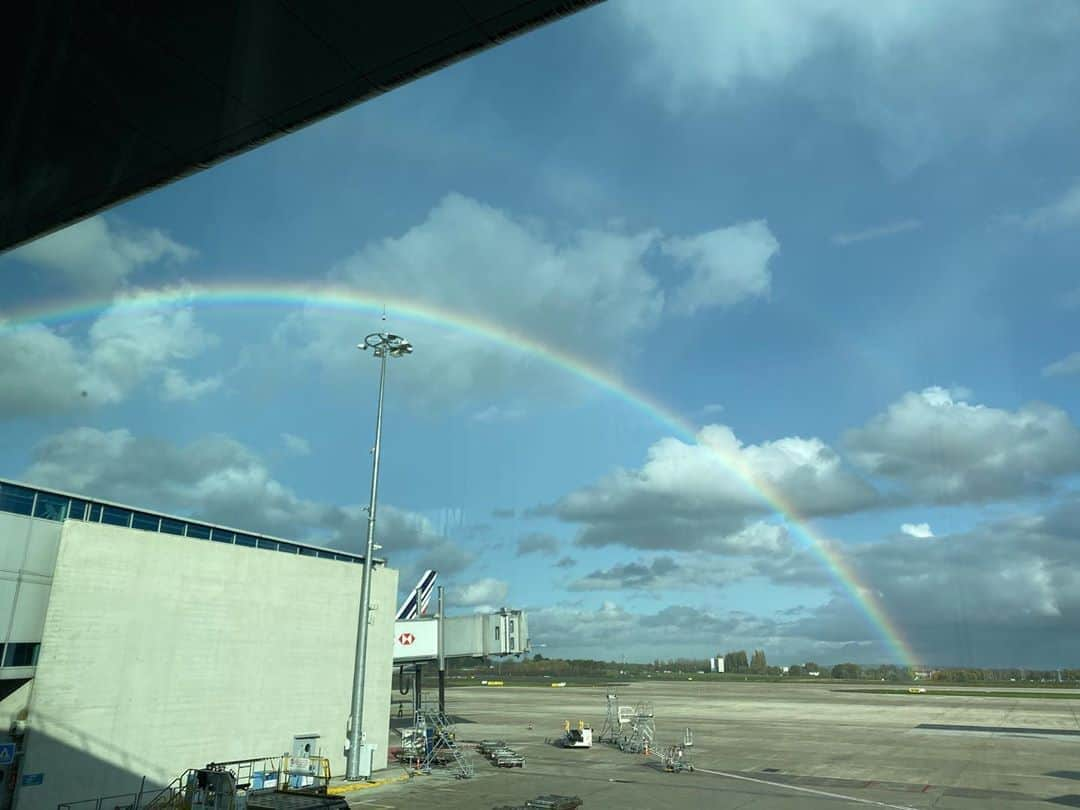 比嘉愛未さんのインスタグラム写真 - (比嘉愛未Instagram)「Parisのモンマルトルの丘に登ると虹が🌈✨ そして帰りの飛行機の搭乗口からも… 昔、虹の始まる場所には宝物が埋まってると聞いた事あるけど、まさに今回が人生の宝物をもらえたような、それぐらい素晴らしい旅でした💝 またここから、新しい自分へ。。 がんばろう‼︎」11月8日 17時59分 - higa_manami