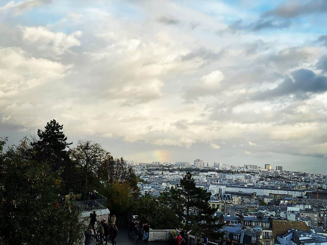 比嘉愛未さんのインスタグラム写真 - (比嘉愛未Instagram)「Parisのモンマルトルの丘に登ると虹が🌈✨ そして帰りの飛行機の搭乗口からも… 昔、虹の始まる場所には宝物が埋まってると聞いた事あるけど、まさに今回が人生の宝物をもらえたような、それぐらい素晴らしい旅でした💝 またここから、新しい自分へ。。 がんばろう‼︎」11月8日 17時59分 - higa_manami