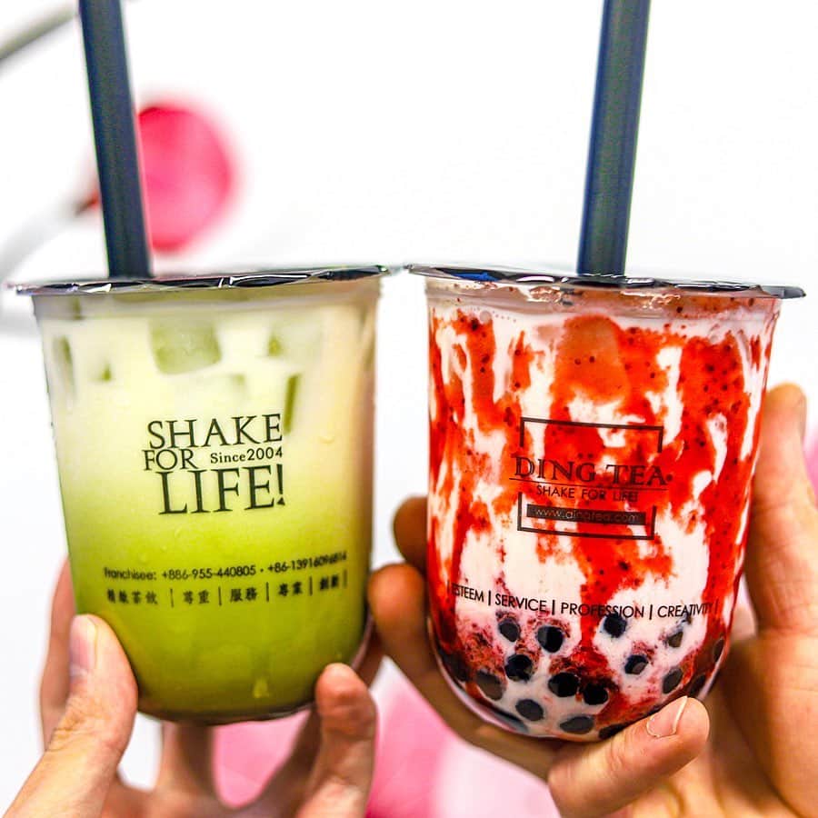 のインスタグラム：「. .  DING TEA 三宮店 @dingtea_jp  8月神戸に初上陸した DING TEAが まさかまさかの三宮にも…🤤 さんプラザを通るたびに ワクワクしながら いつオープンするんだろうなーって すんごい意識していたの。  気が付けば 今日までがプレオープン、 明日からが 待望のグランドオープンなのだけど、 今回オープン記念として 11/9(土)〜11/11(月)の間、 三宮・元町・心斎橋・大須観音の4店舗にて “タピタピ抽選会”が実際されるとのこと。  しかも その中身というのが ハズレ皆無だそうで 割引になったり なんと一杯無料になったりも…！ もし一杯無料あったら もう一度飲みたい イチゴミルク🤤 《DING TEA神戸三宮店》 address:兵庫県神戸市中央区三宮町1-8-1 《DING TEA元町店》 address:兵庫県神戸市中央区元町通2丁目1-9 《DING TEA心斎橋店》 address:大阪府大阪市中央区東心斎橋1丁目16-10 《DING TEA大須観音店》 address:愛知県名古屋市中区大須2-20-31  #大阪DINGTEA #名古屋DINGTEA #三宮DINGTEA #元町DINGTEA #dingtea #tapioca#bubbletea#sweets」