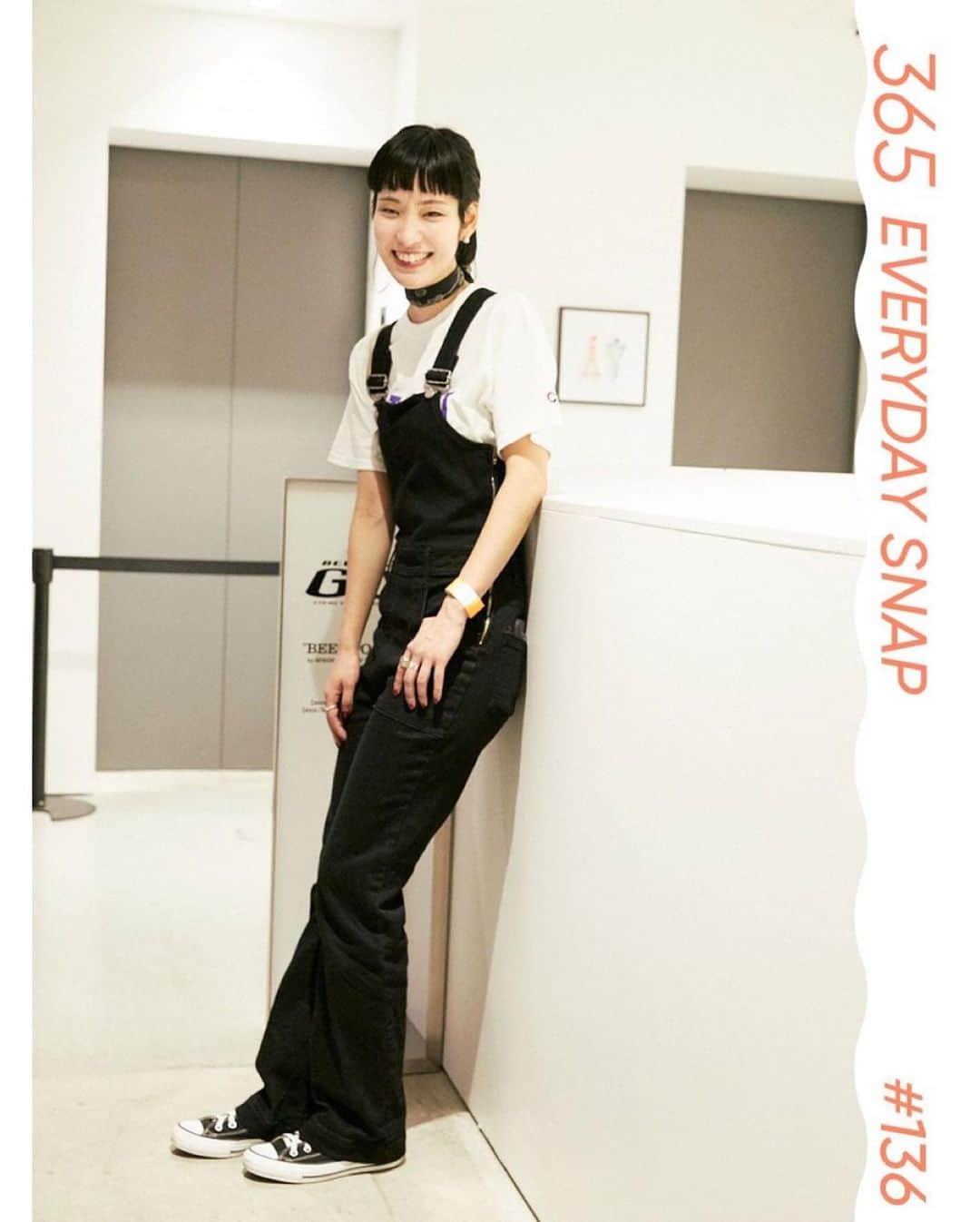 ginza magazineさんのインスタグラム写真 - (ginza magazineInstagram)「365日おしゃれスナップ！大都会、東京の素敵なスポットに集うセンスがいい人をGINZA編集部がキャッチ。⠀⠀ ⠀⠀ 「モノトーンのつなぎでクールに。首元のスカーフで上品さをプラス」 ⠀ ⠀⠀ 👤 田中　祥夏／PR⠀ @sachika_tanaka⠀ ⠀ トップス：THE CONVENI（CNVN COLLEGE TEE）⠀ オールインワン：EDIT.FOR LULU⠀ シューズ：CONVERSE⠀ スカーフ：ADAM ET ROPE’⠀ ⠀ 📍ここでスナップ ⠀ 銀座ソニーパーク／ショップ⠀ 東京都中央区銀座5-3-1⠀ @ginzasonypark⠀ ⠀ #ginzamagazine #styling #snap #ファッションスナップ #365日おしゃれスナップ」11月8日 17時51分 - ginzamagazine